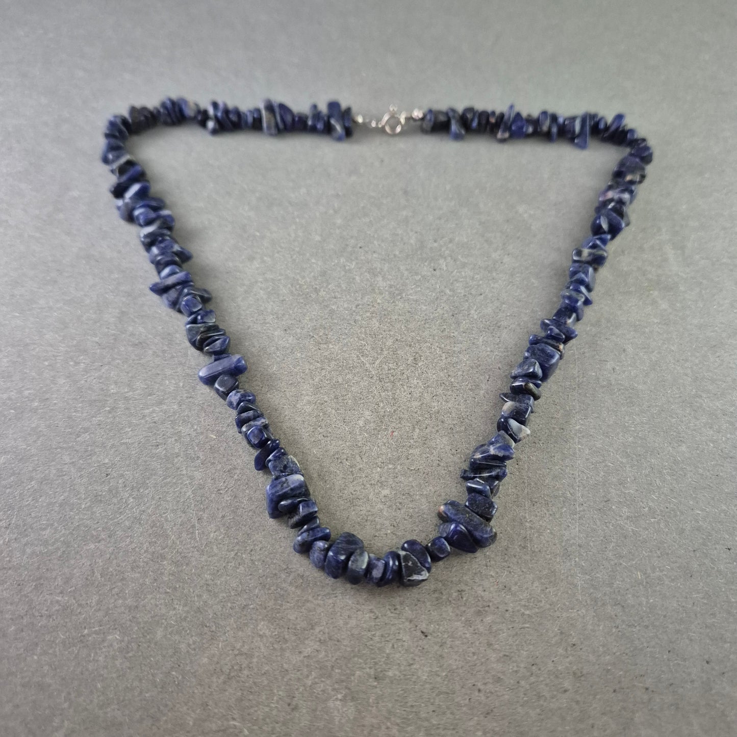 Damen Halskette mit dunkelblauen Sodalith Splittersteinen