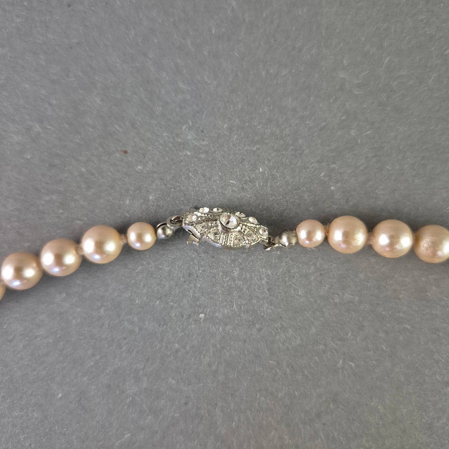 Elegante Damen Halskette mit cremefarbenen Perlen