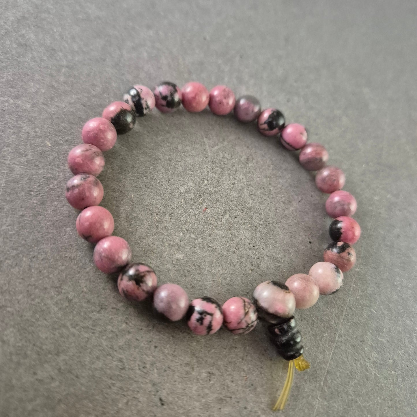 Elastisches Armband rosa Natursteinperlen Sanfter Farbverlauf Handarbeit