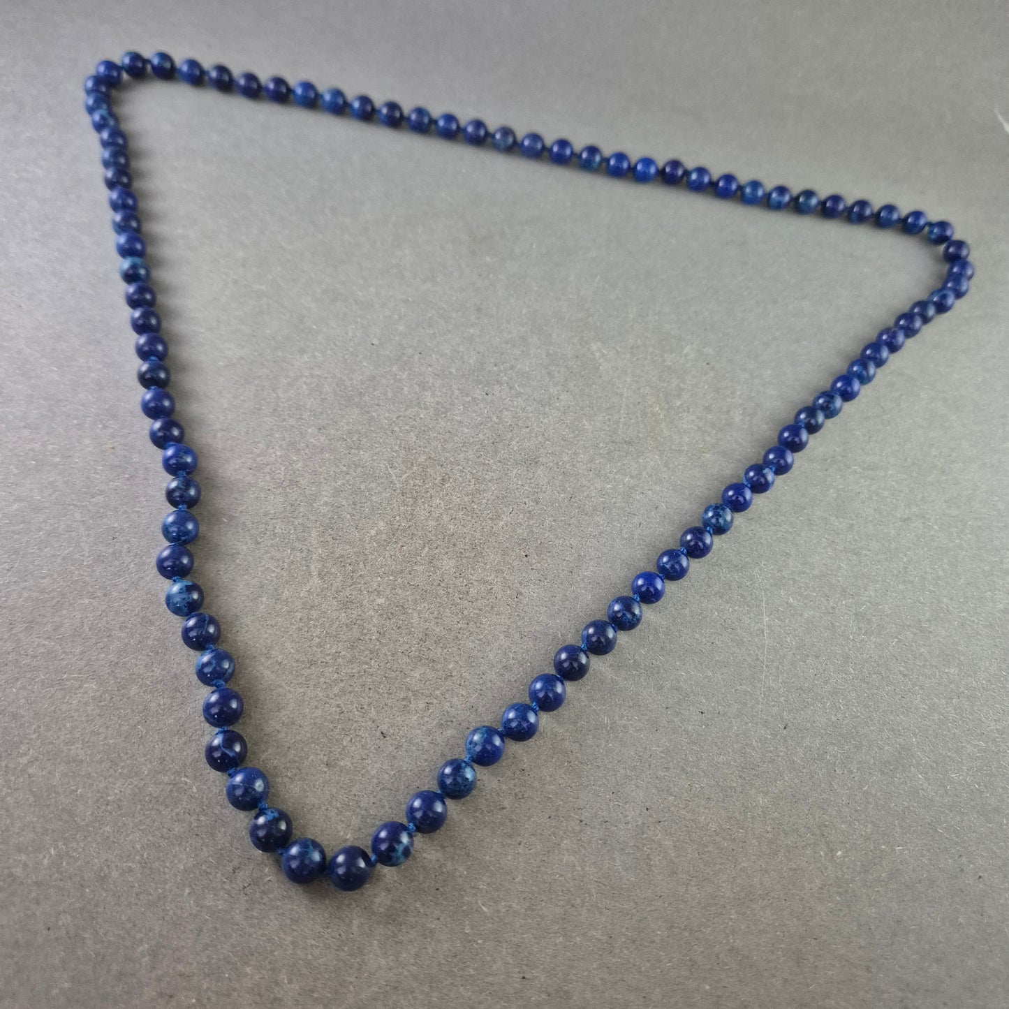 Elegante Halskette mit blauen Steinperlen – Klassisch und natürlich