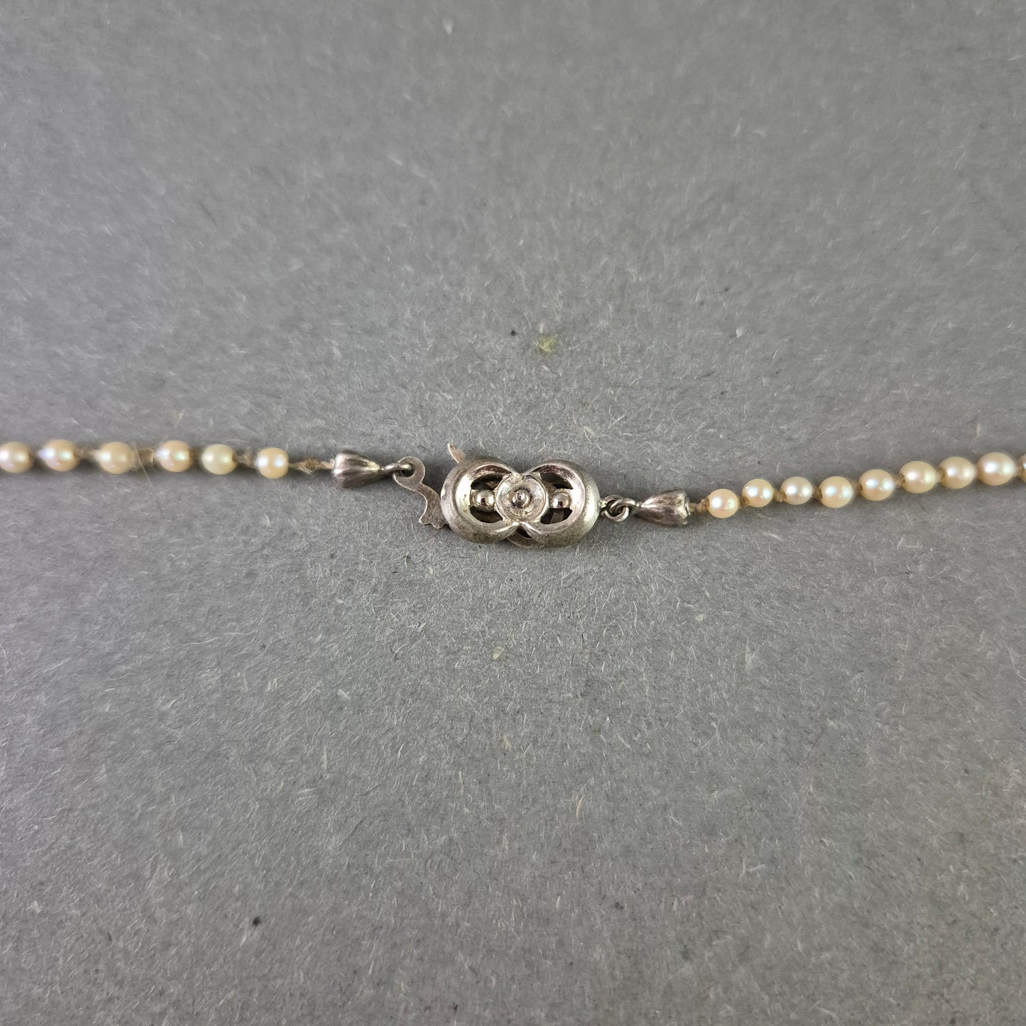 Klassische Perlenkette mit Silberverschluss – Eleganz in ihrer reinsten Form