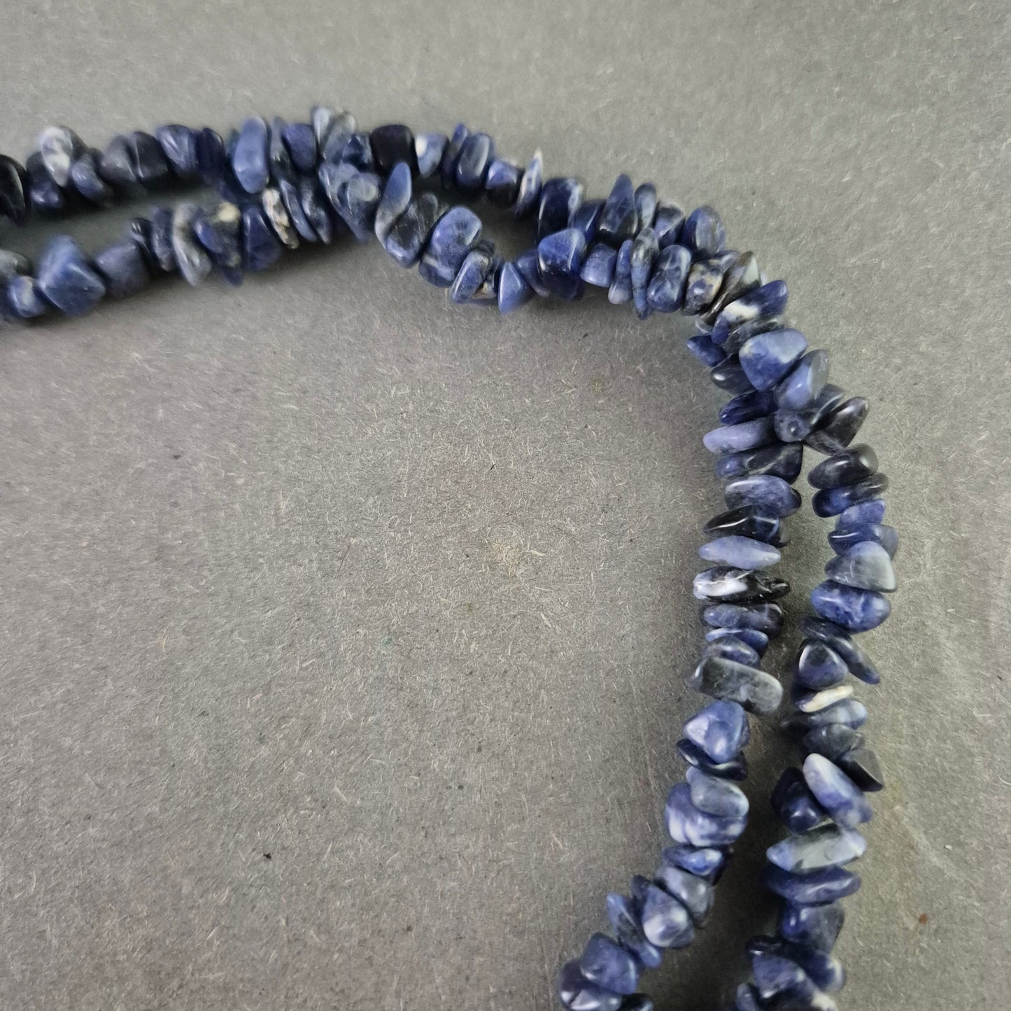 Doppelte Halskette aus blauen Natursteinchips – Ausdrucksstark & Naturverbunden