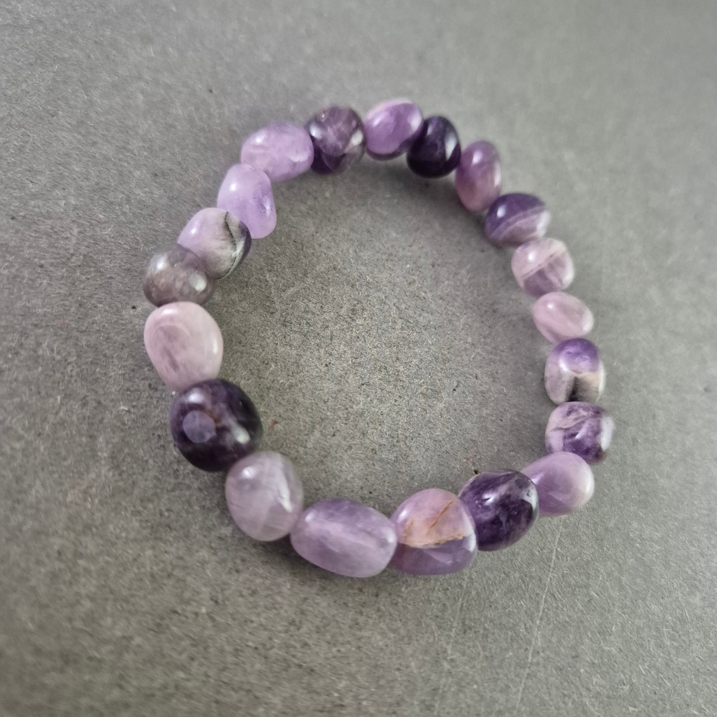 Elastisches Amethyst Armband – Sanfte Lila-Nuancen in Natursteinoptik