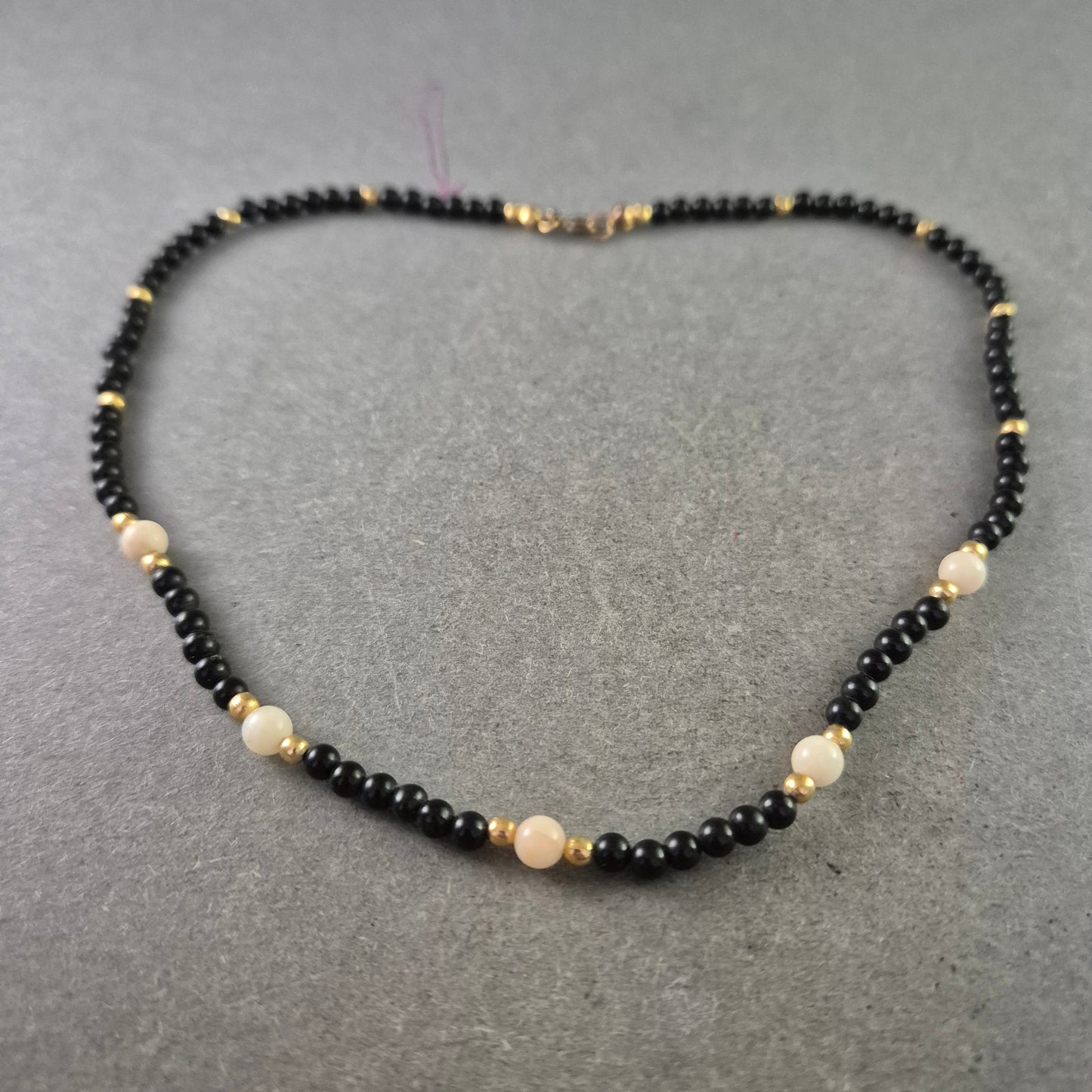 Feine Halskette mit schwarzen Perlen & goldfarbenen Akzenten