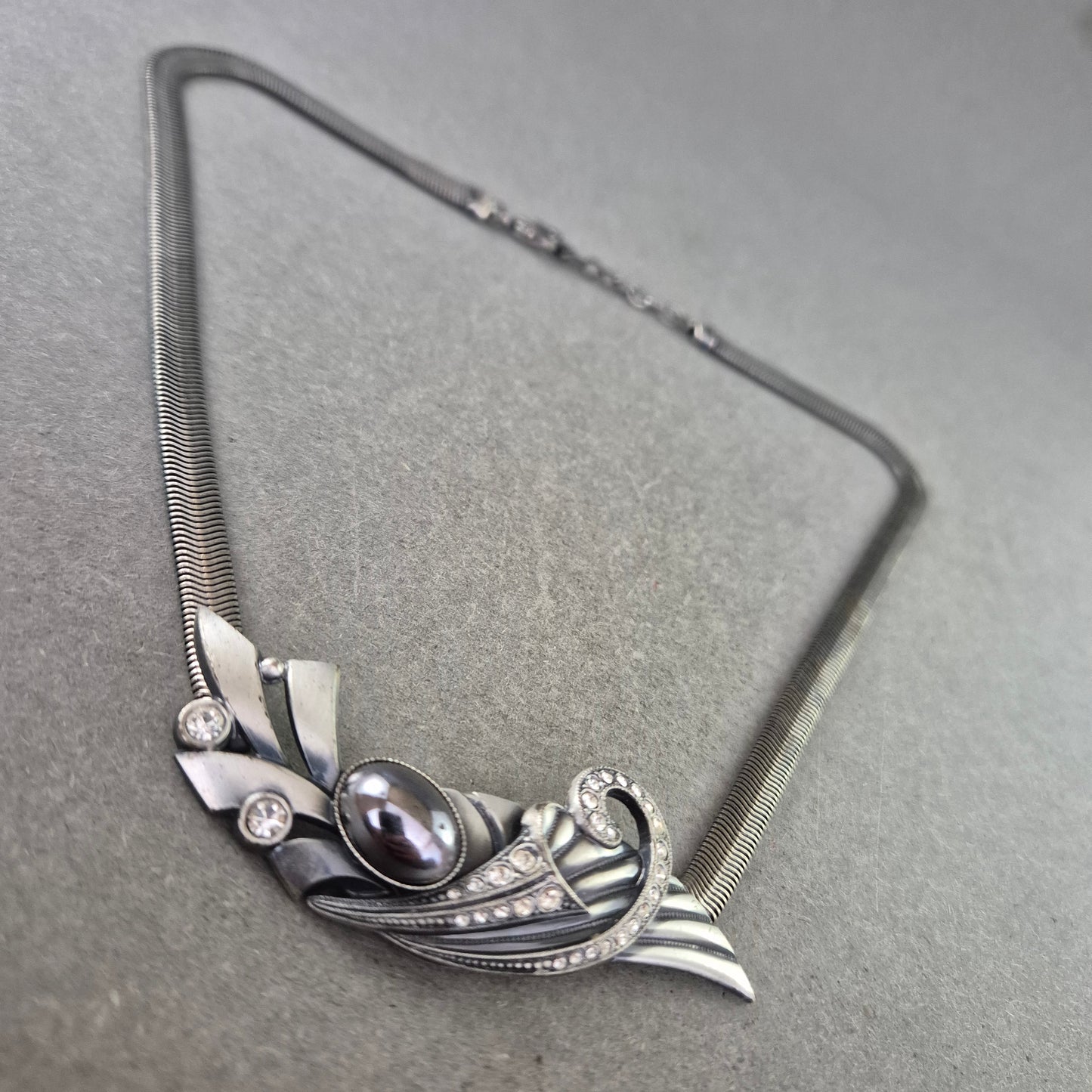 Vintage Halskette mit Silberdesign & dunkler Perle – Elegant & kunstvoll