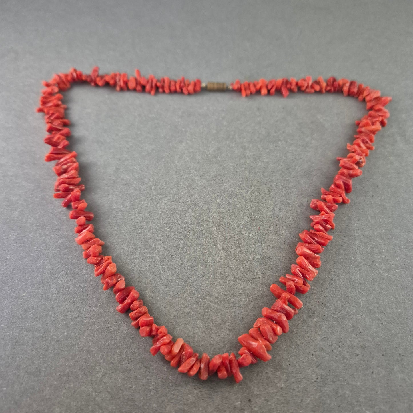 Klassische Kette aus roten Korallenchips – Natur pur in kräftigem Rot