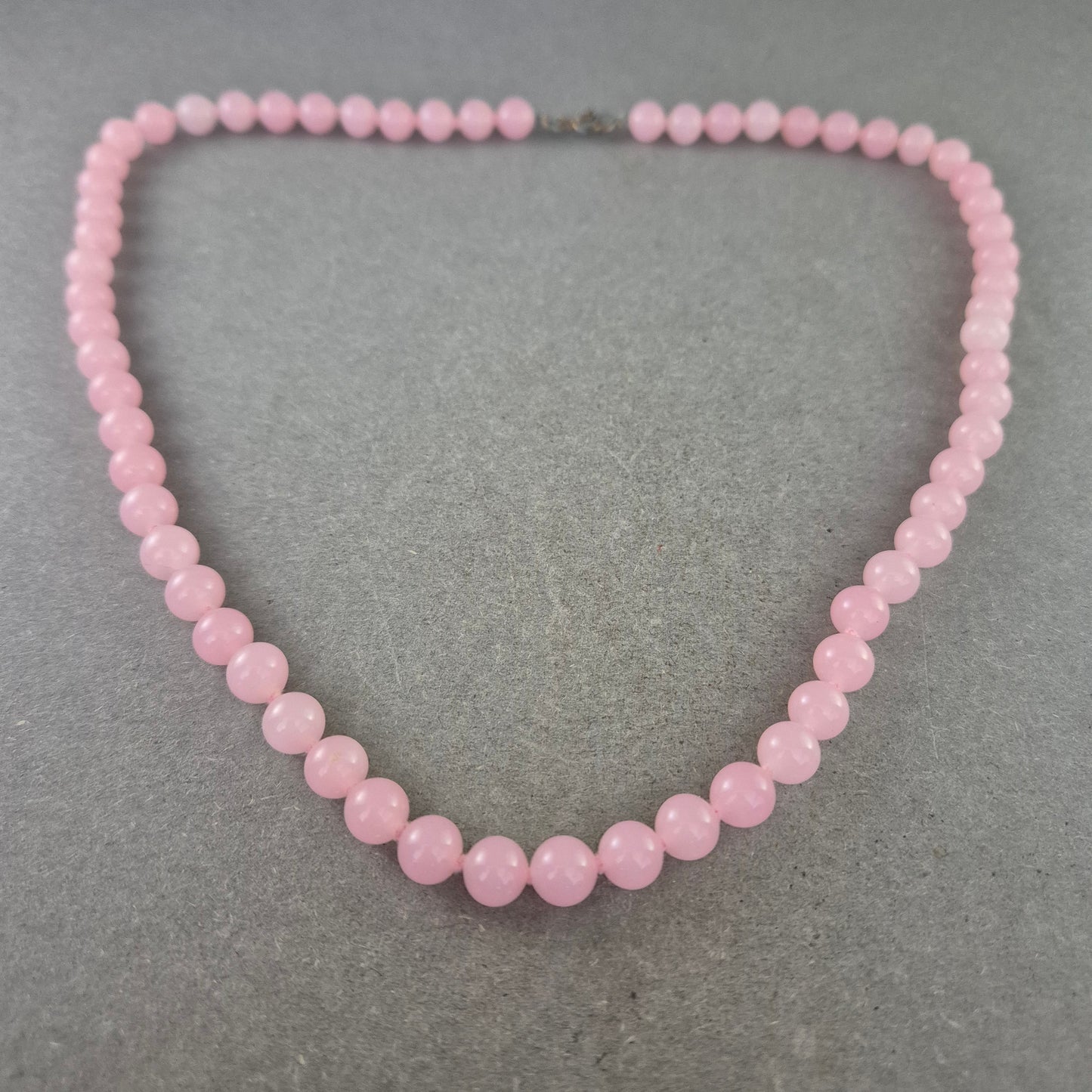 Zarte Halskette mit rosa Perlen – Femininer Look in Pastell