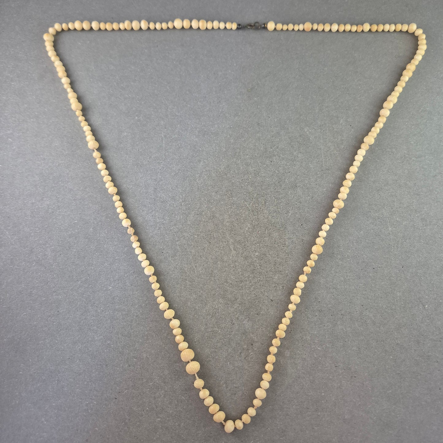 Natürliche Holzperlen Halskette – Schlichte Eleganz in Beige