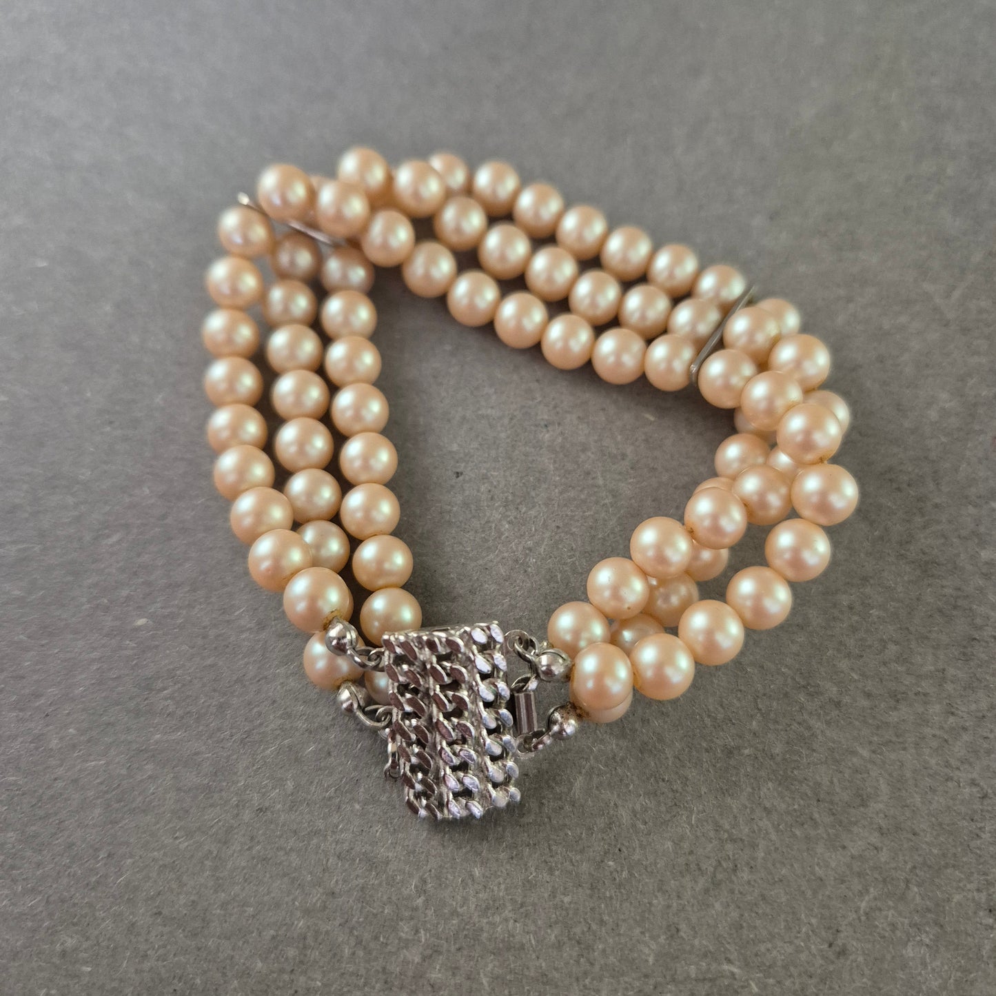 Klassisches Perlen Armband – Dreireihiger Vintage-Look mit Glanz