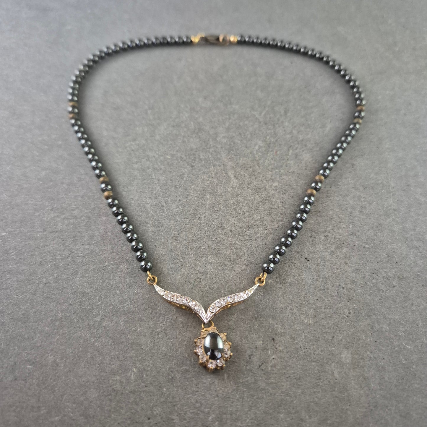 Elegante Hämatit Halskette mit Zirkonia-Anhänger – Goldakzente & Glanz