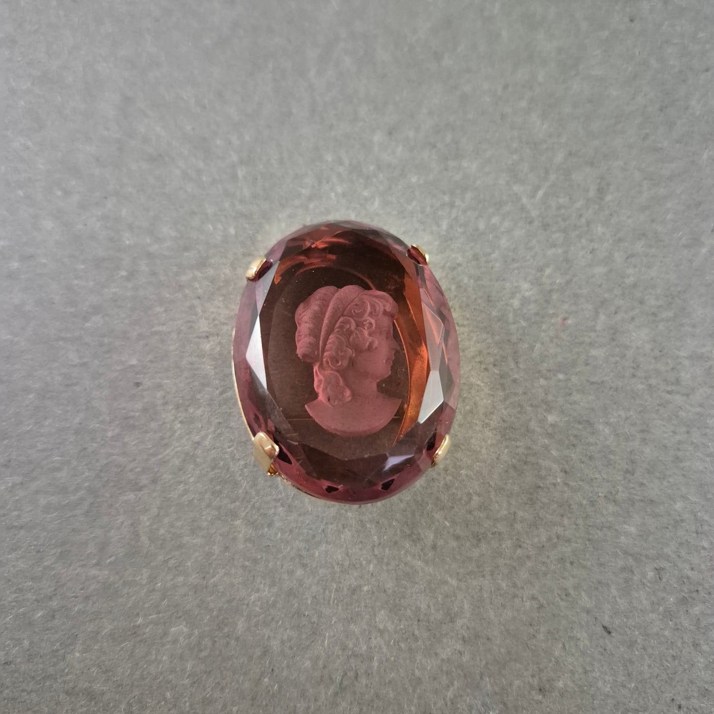 Vintage Brosche mit Gravurprofil – Facettierter Glasstein in Lila