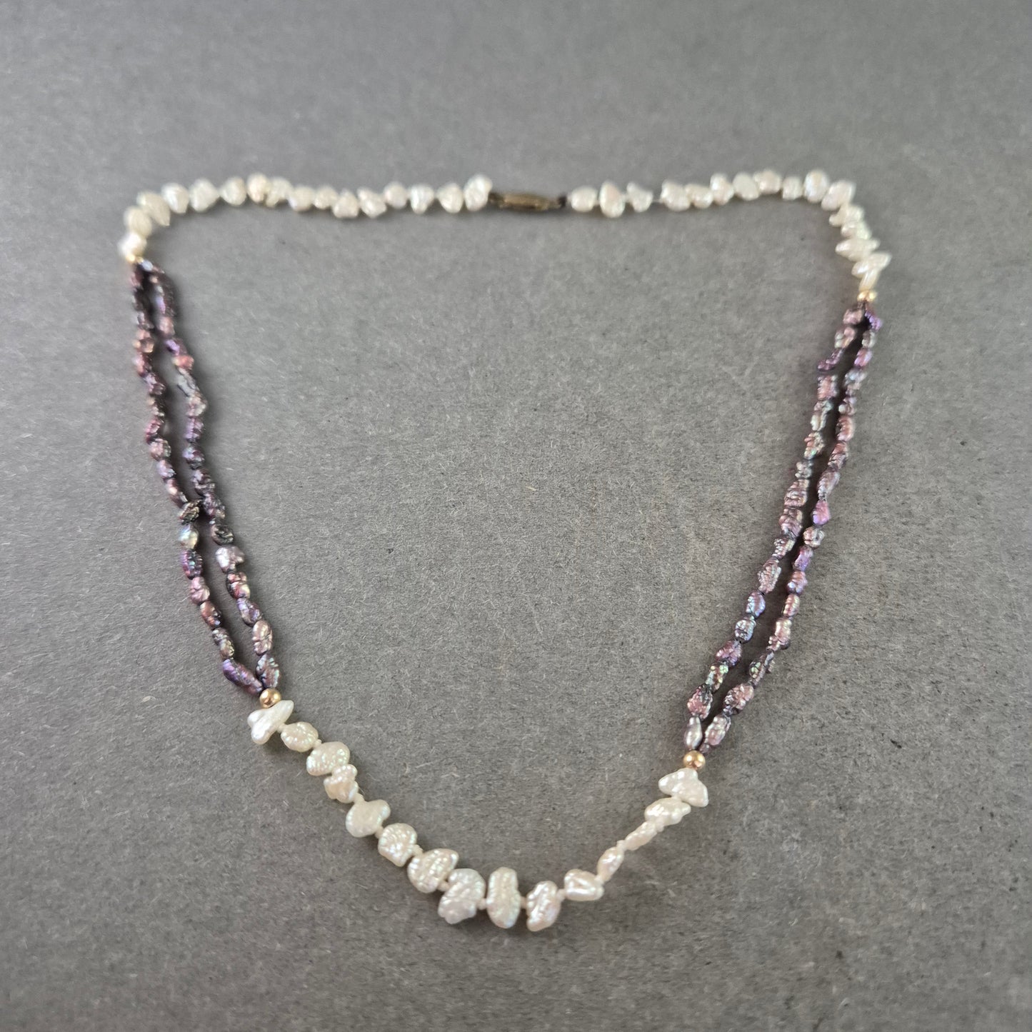 Elegante zweifarbige Perlen Kette – Stilvolle Kombination aus Creme und Violett