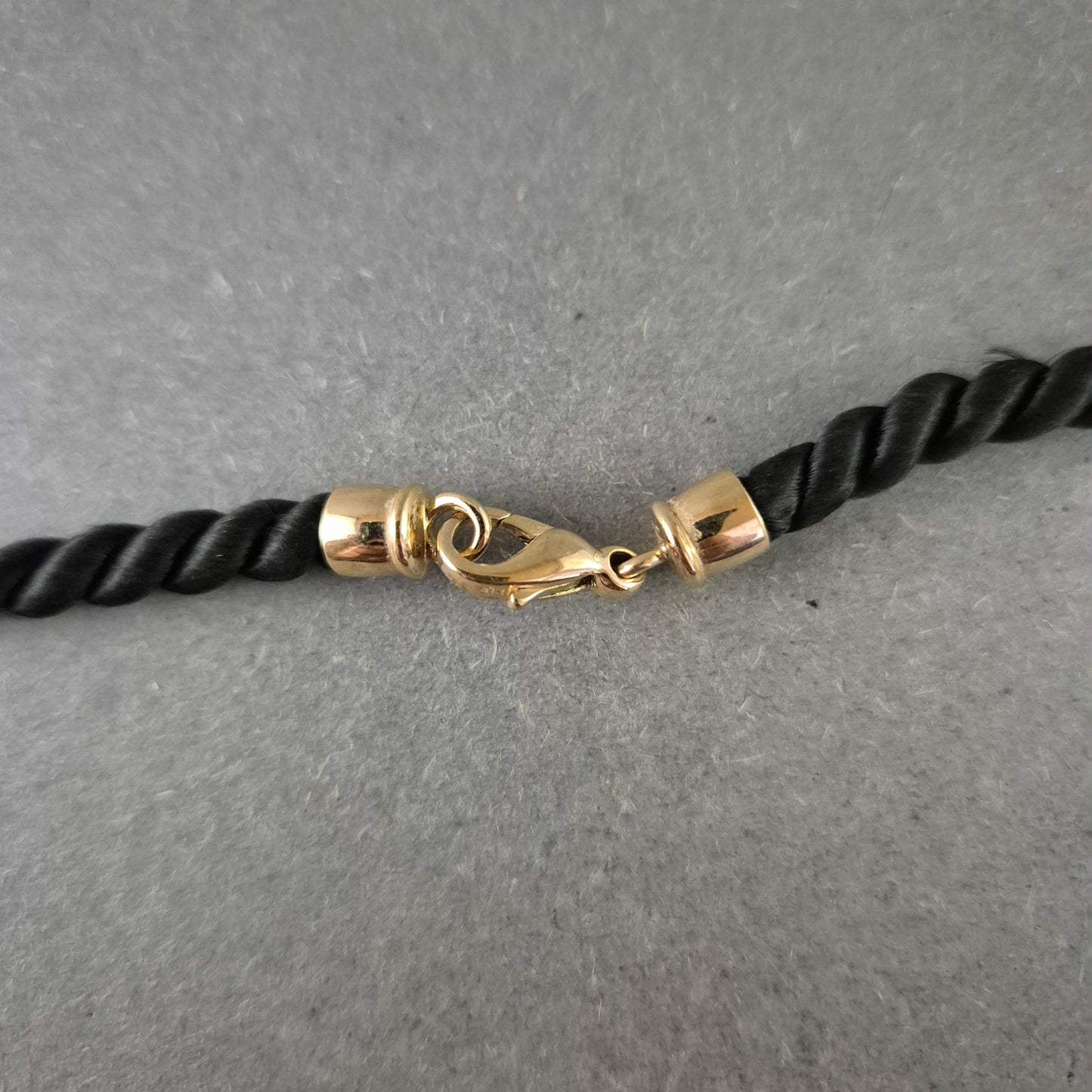 Vintage Halskette mit Gravur-Anhänger – Ethno-Style trifft Eleganz