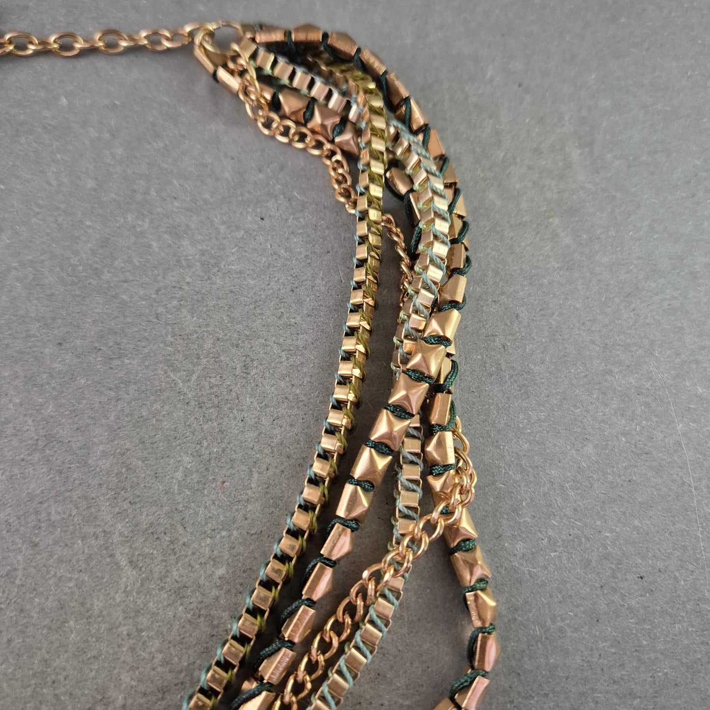 Statement Halskette in Goldoptik – Mehrreihiges Design für einen starken Look