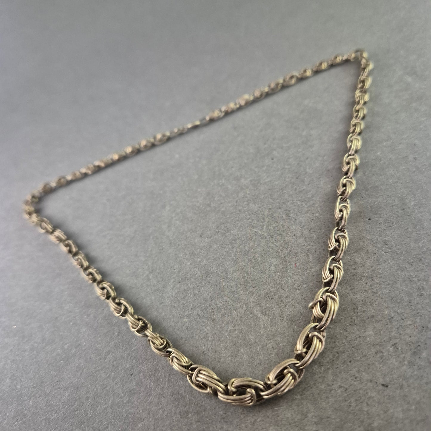 Feine Silberfarbene Kette mit Doppelösen Gliederung