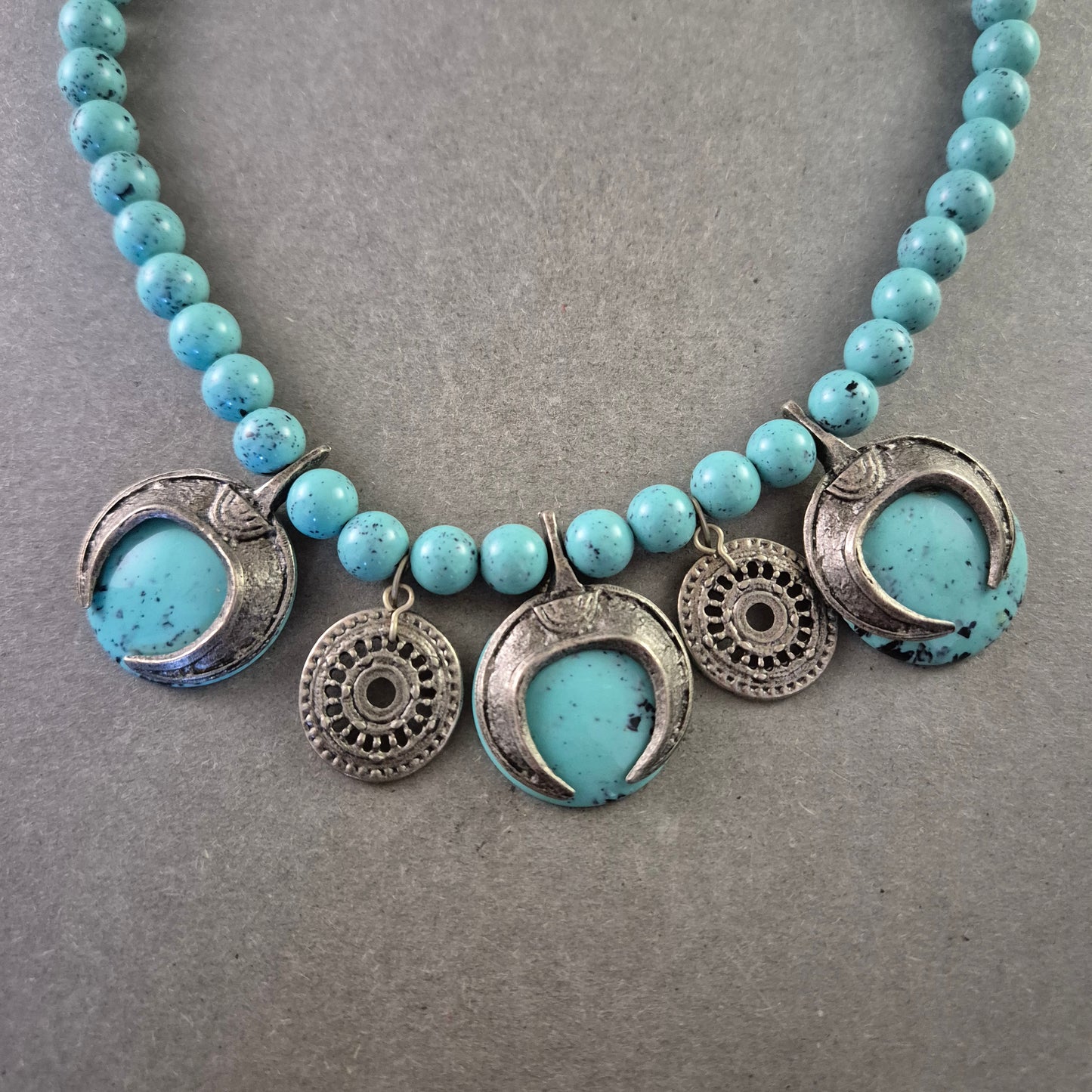 Boho Halskette mit Türkis und silberfarbenen Anhängern