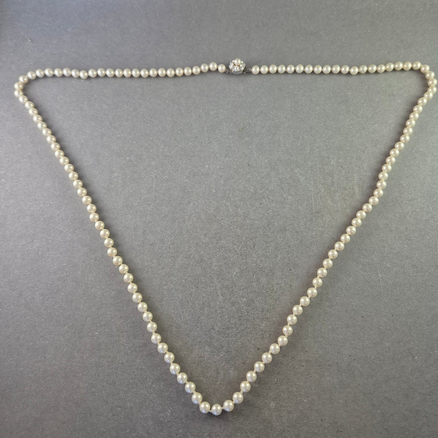 Elegante Perlenkette mit Rhodium-Verschluss