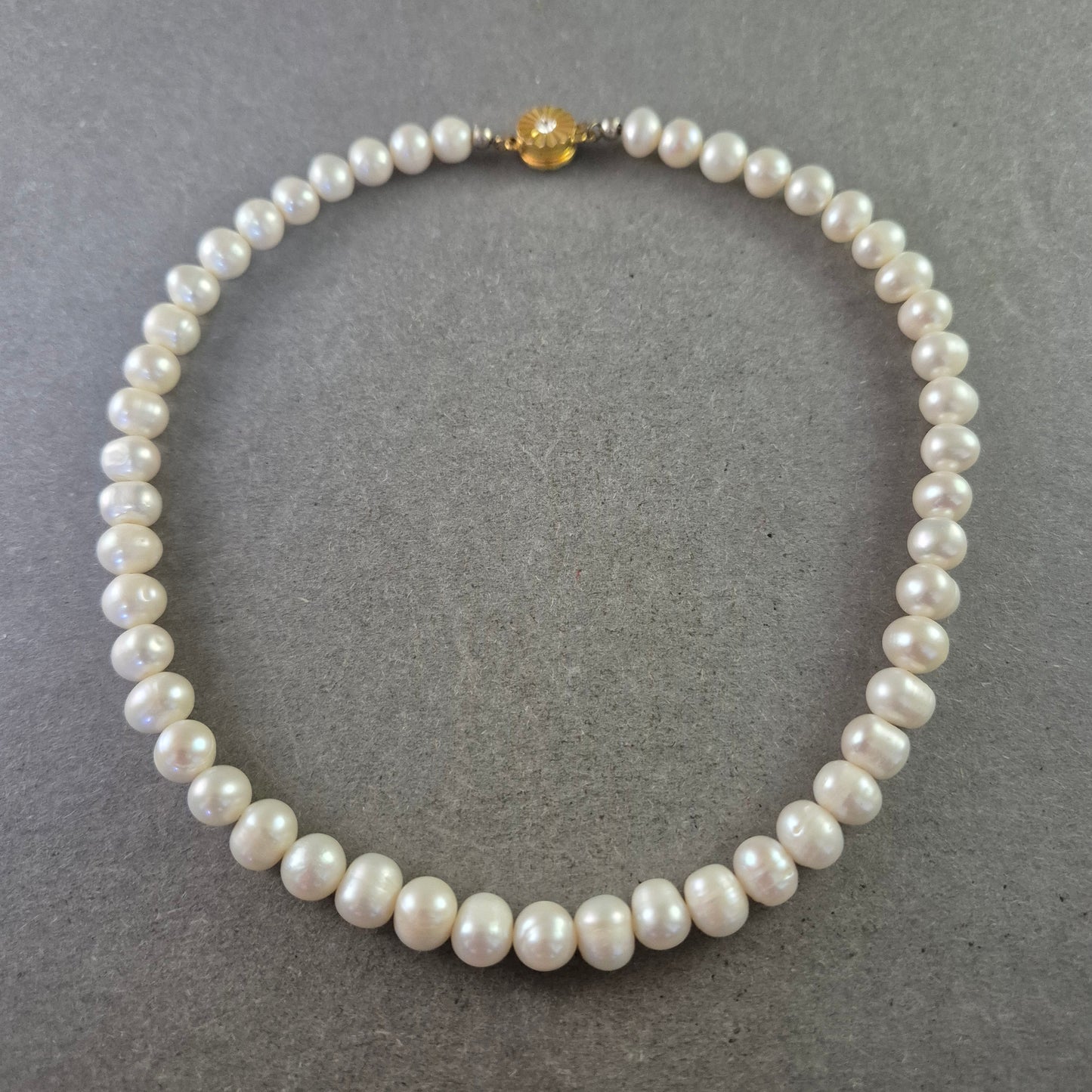 Klassische Perlenkette mit goldfarbenem Verschluss – Eleganter Look