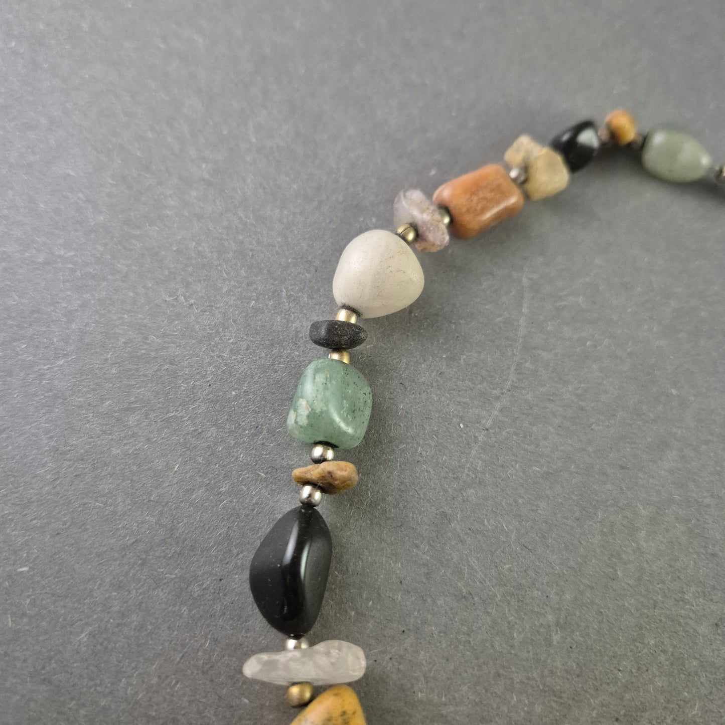 Natürliche Edelstein Halskette – Bunte Vielfalt in organischer Form