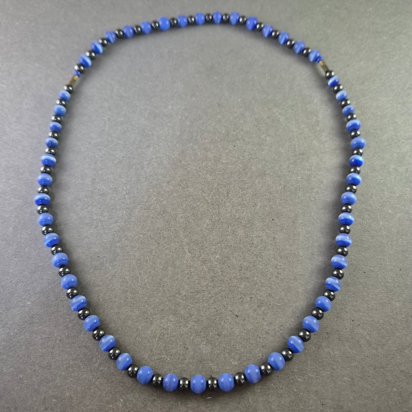 Blau-Schwarze Hämatit Halskette – Stilvolle Kontraste mit Glanz