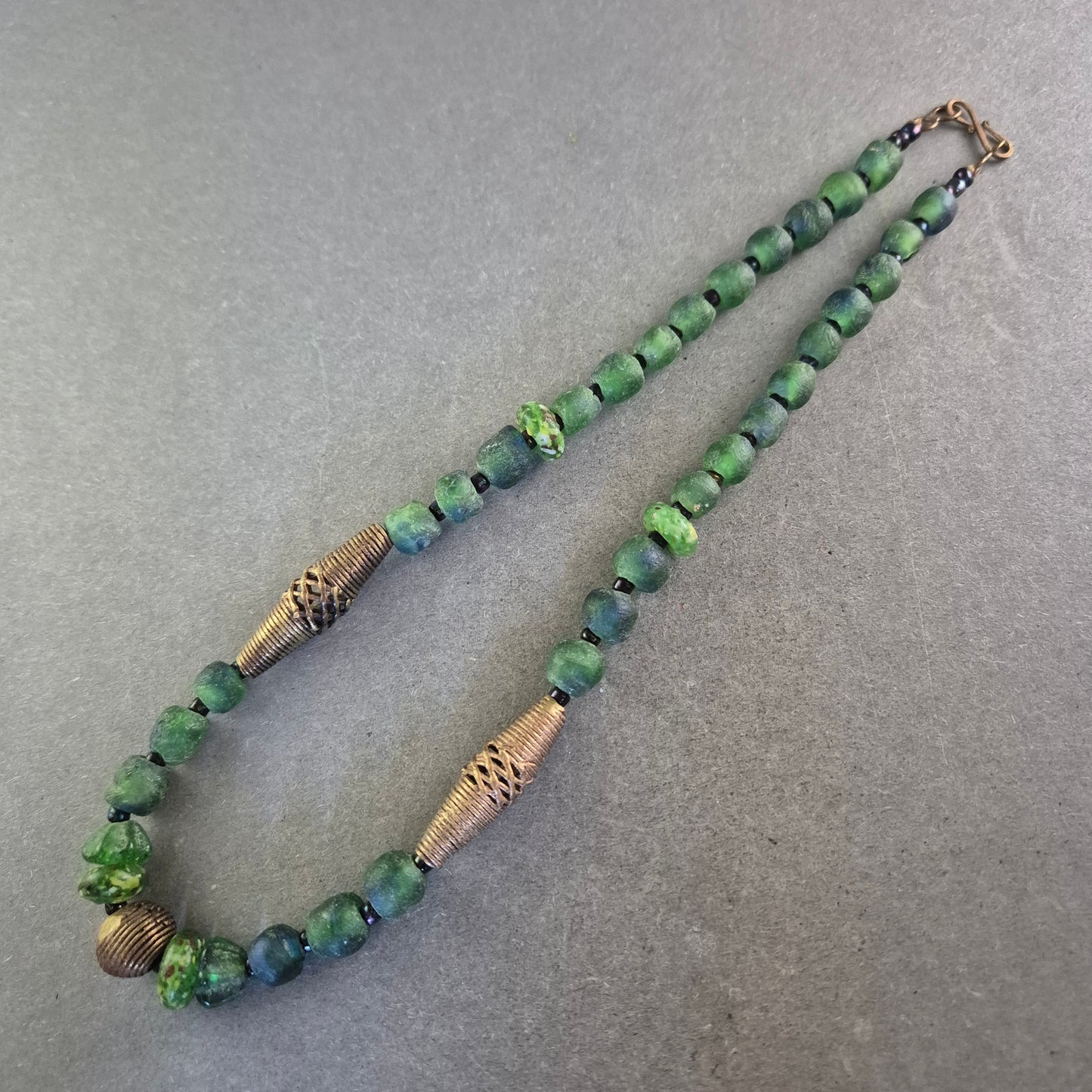 Grüne Ethno Halskette mit Messingperlen – Handgefertigter Look