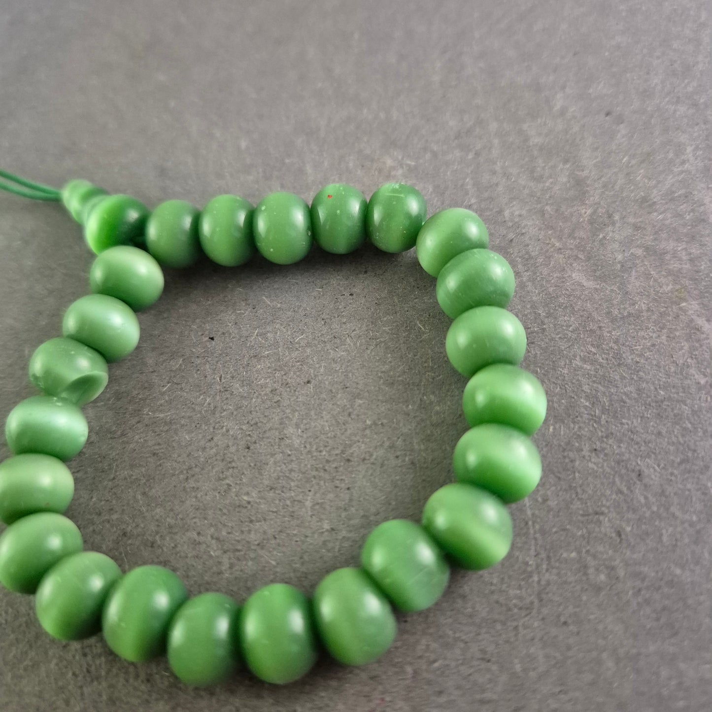 Grünes Kunststoff Armband – Kräftige Farbe im Retro-Stil