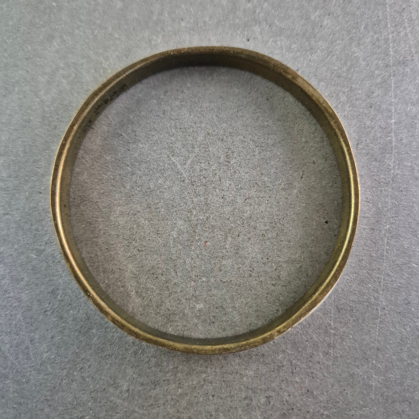 Vintage Armreif mit Perlmutt-Einlage – Eleganz im Messing-Look