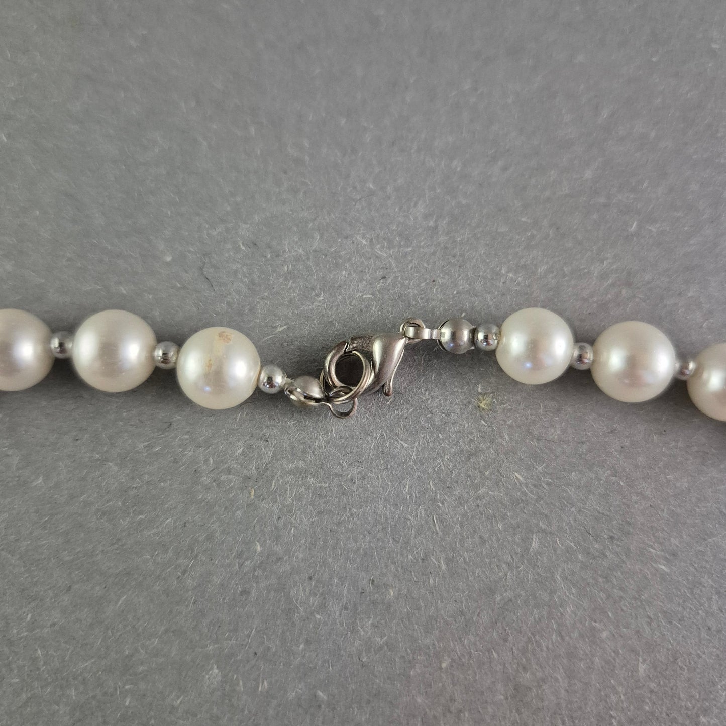 Perlen Halskette in Weiß & Anthrazit – Klassik trifft Kontrast