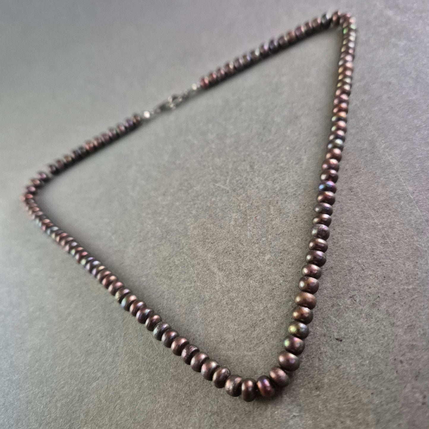 Elegante Perlen Kette in dunklem Schimmer – Zeitlos und stilvoll