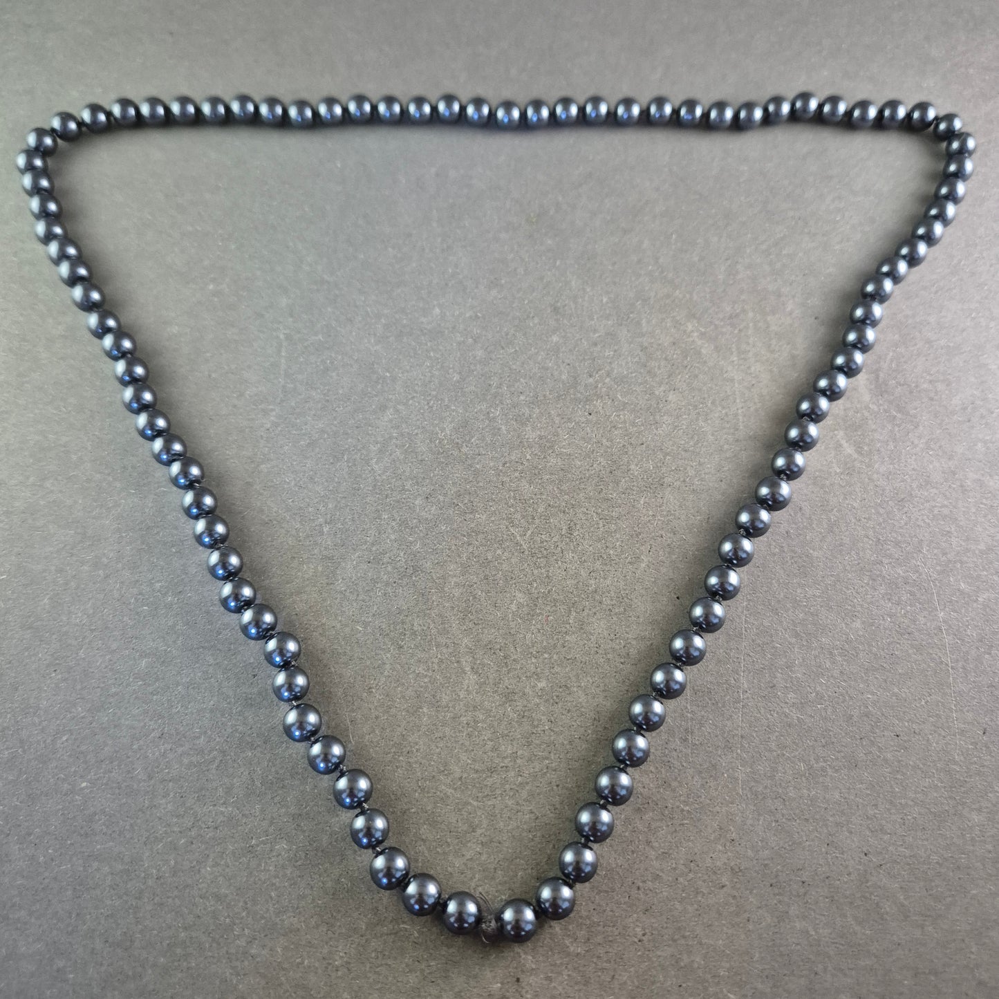 Lange Perlen Kette in dunklem Schimmer – Elegant und vielseitig