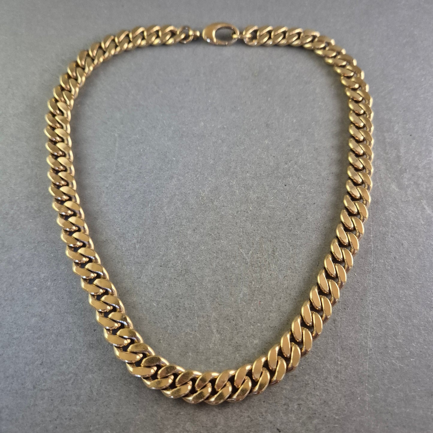 Breite Panzer Kette in goldener Farbe – Markant und elegant