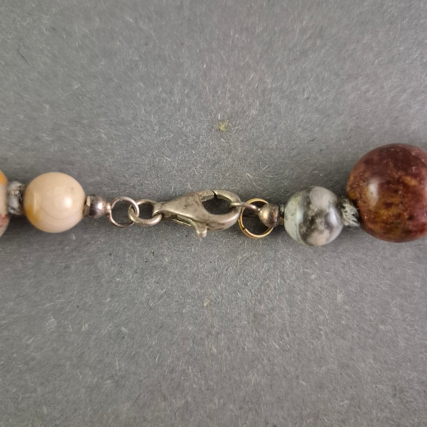 Naturstein Kette mit polierten Perlen – Erdige Eleganz