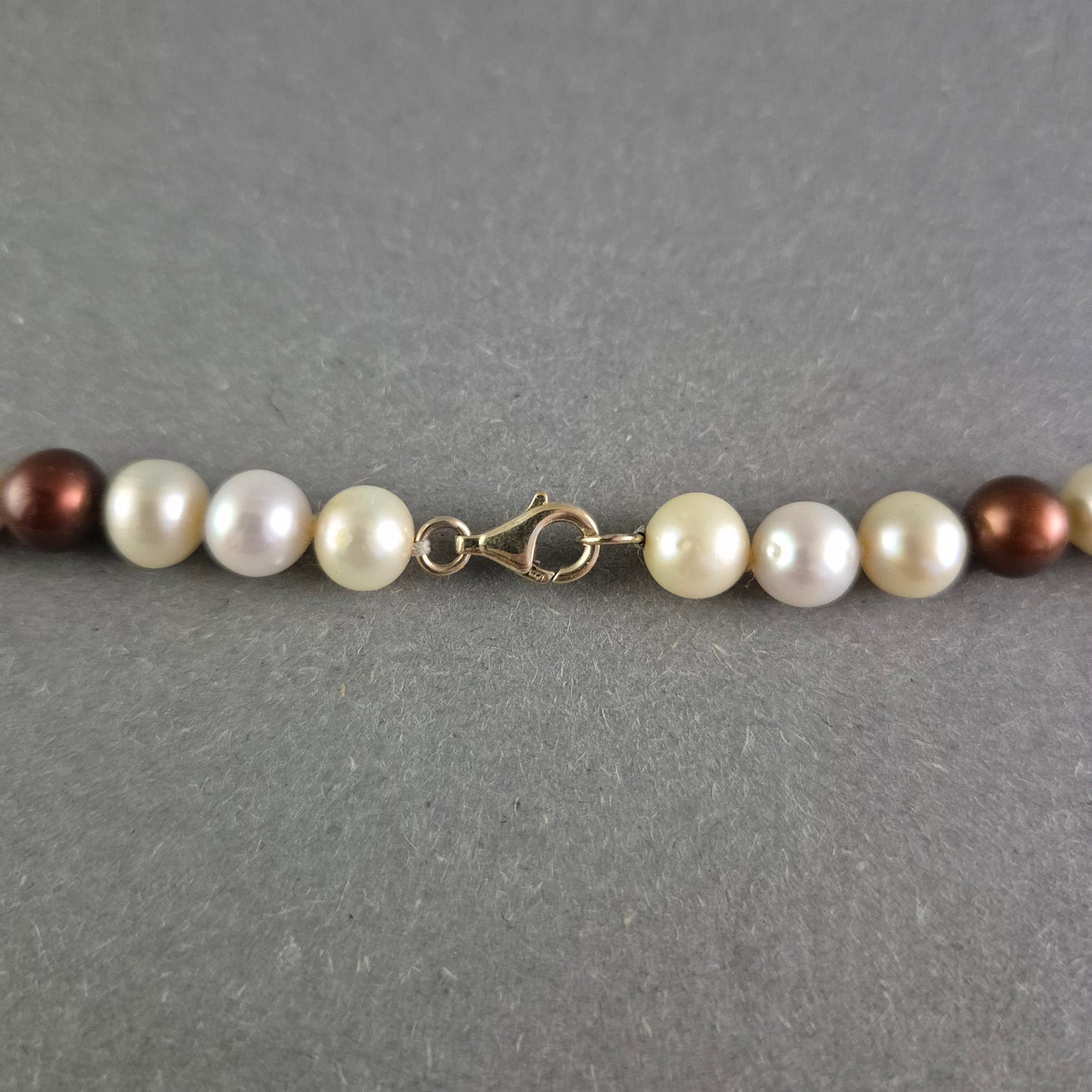 Perlen Kette in Weiß und Braun – Klassisch und stilvoll