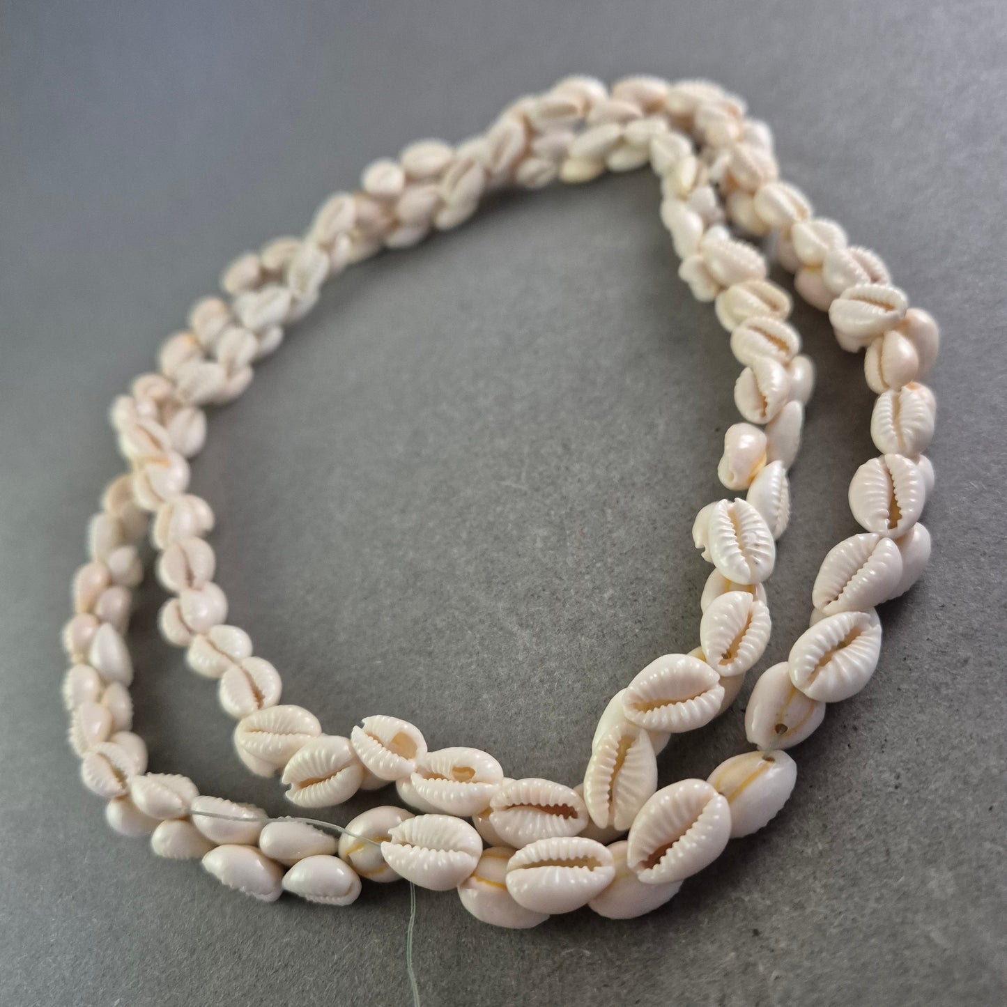 Lange Muschel Kette mit Kaurimuscheln – Boho Strand Schmuck