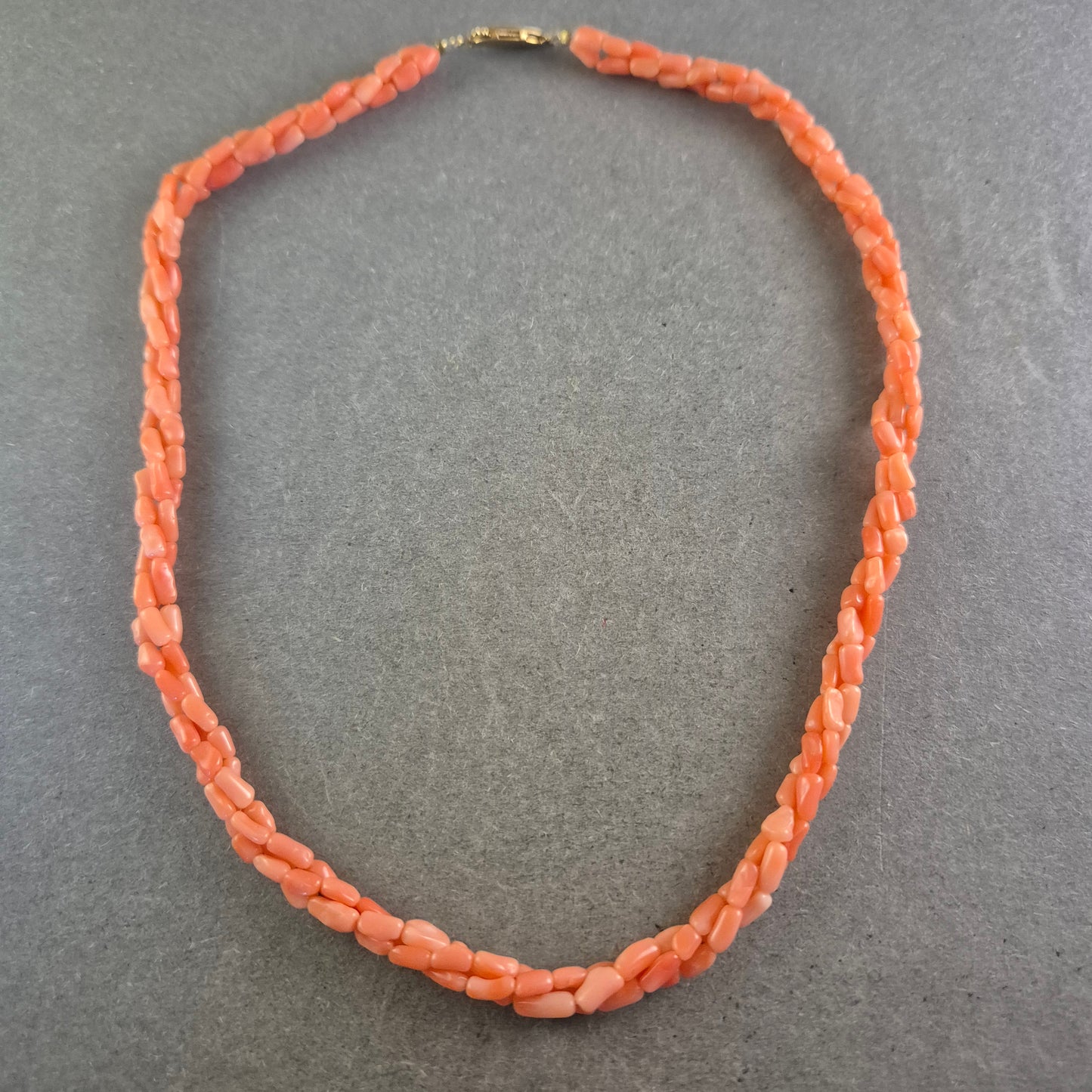 Elegante Korallen Halskette – Geflochtener Naturstein Schmuck in Rosa