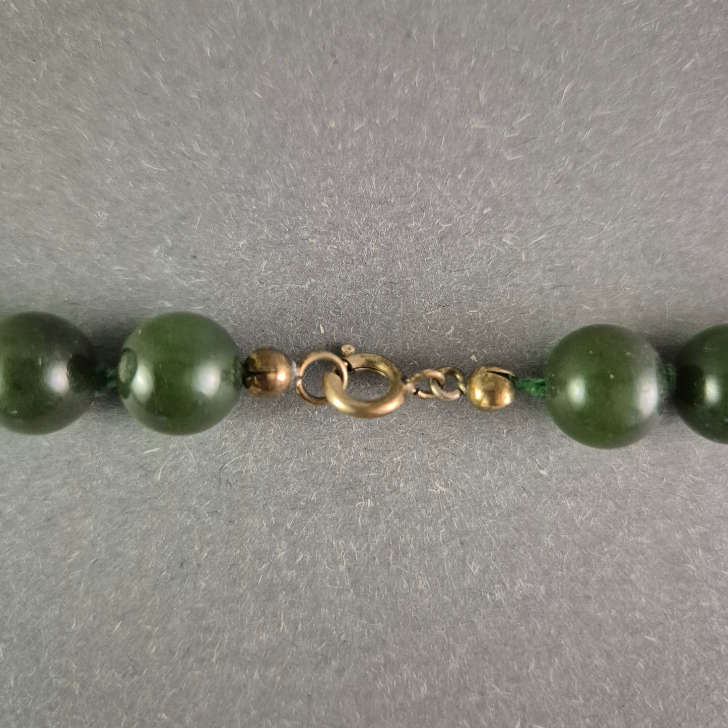 Elegante Jade Halskette – Klassischer Schmuck aus grünen Edelsteinen