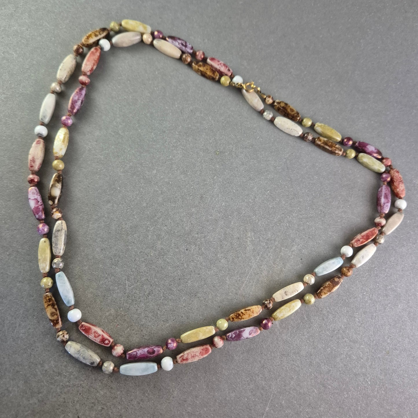Bunte Stein Halskette – Zweireihiges Design mit Naturstein-Optik