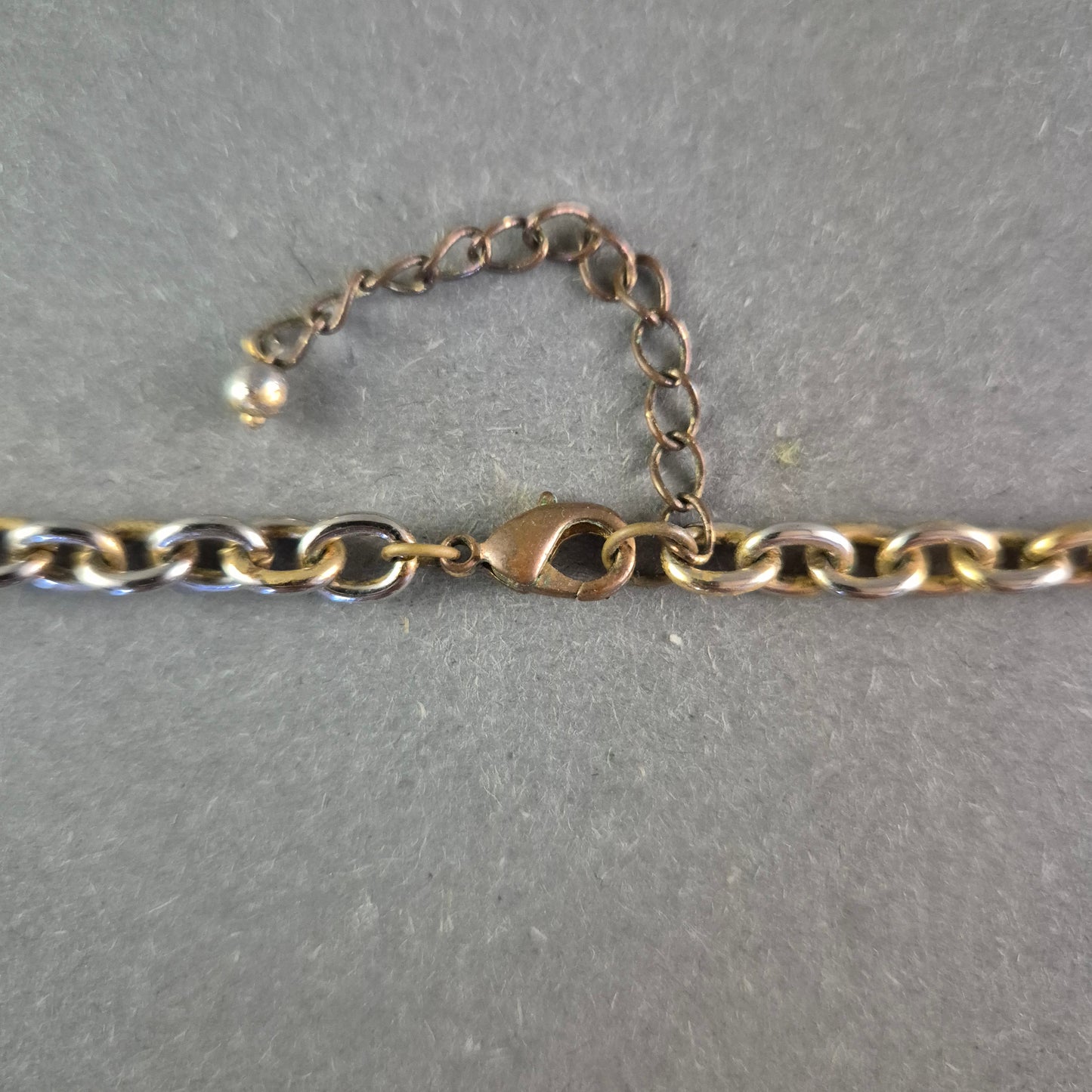 Verspielte Statement Halskette – Bunte Anhänger & Glasperlen-Mix