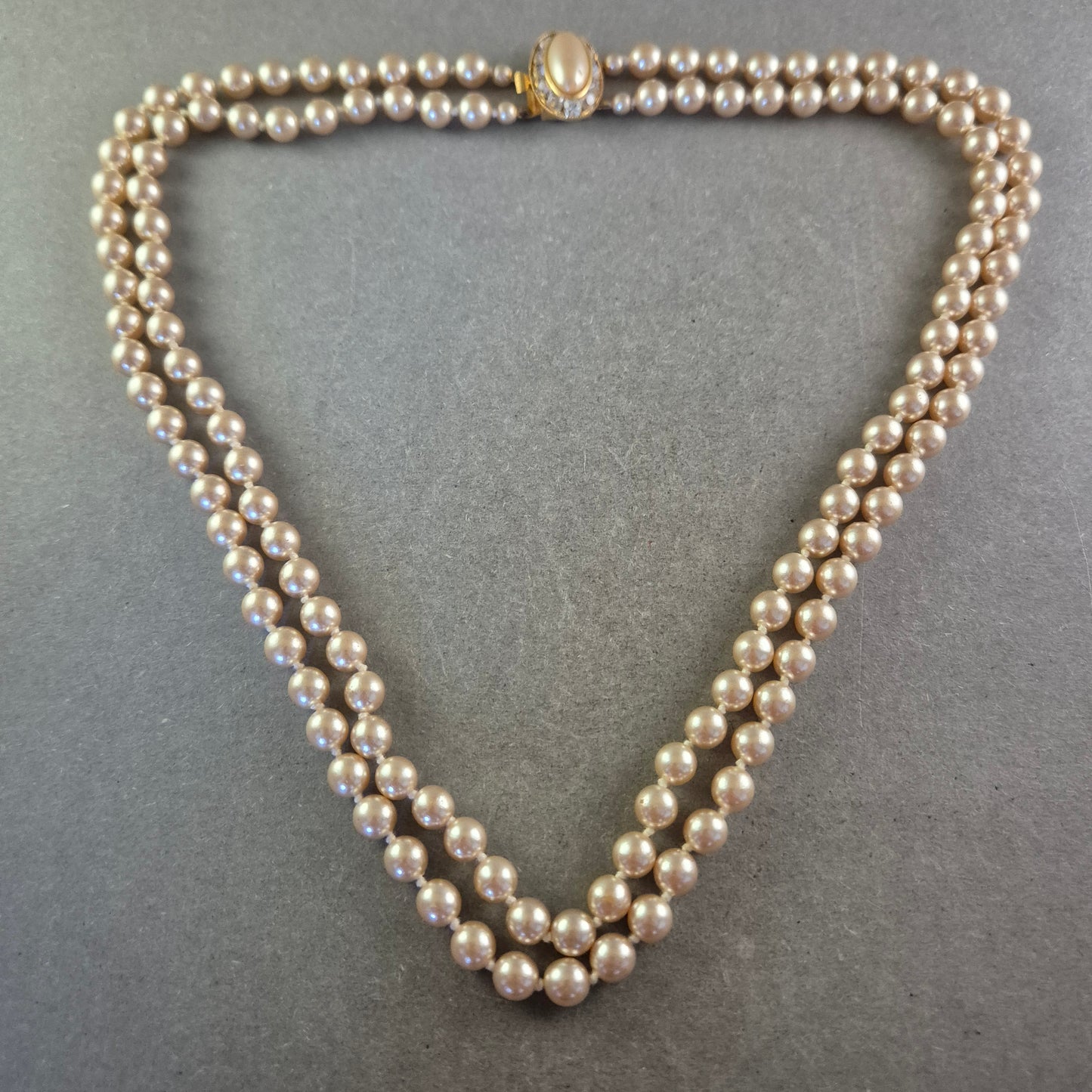 Zweireihige Perlen Halskette – Klassischer Vintage-Look mit Zierverschluss