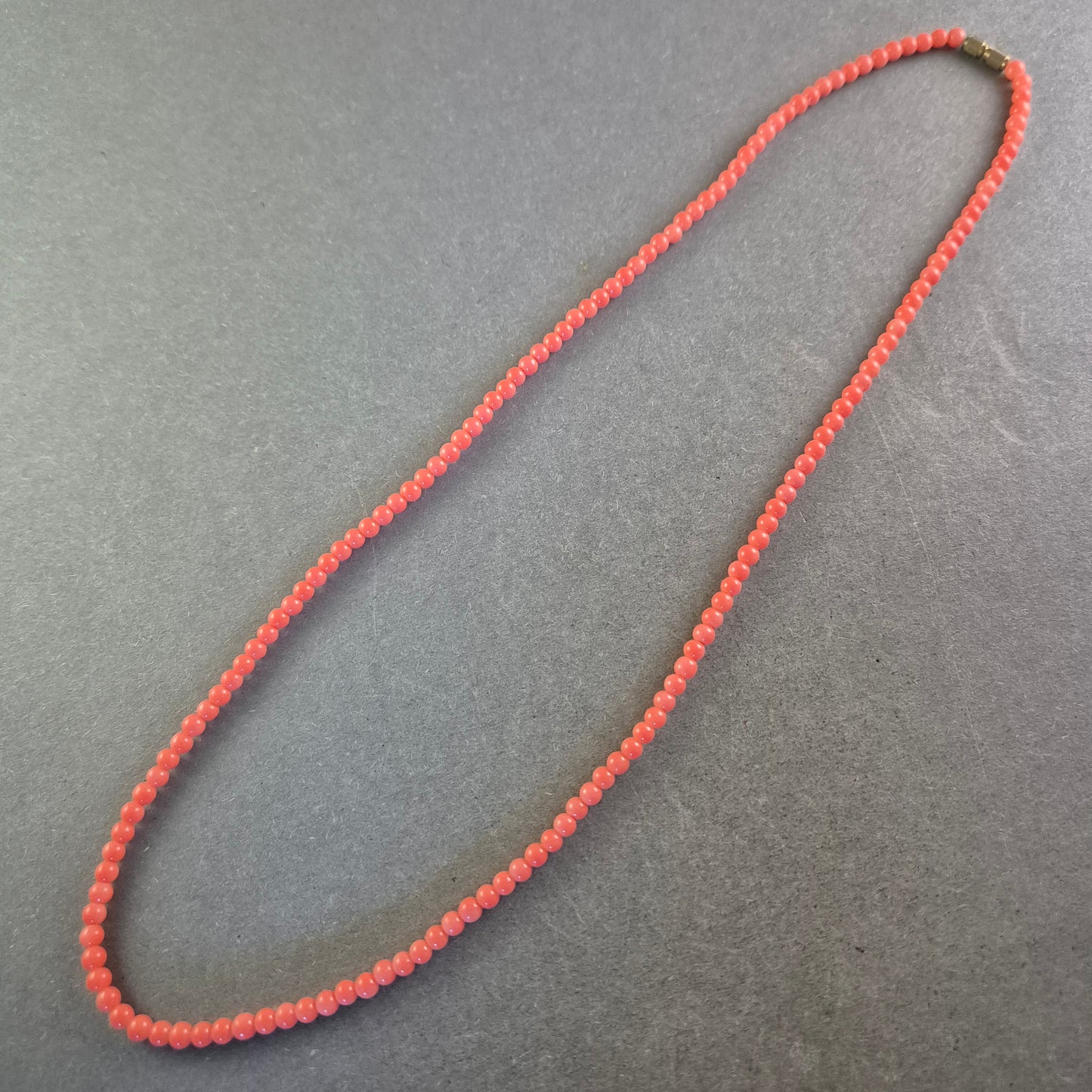 Feine Korallenrote Halskette – Zartes Design in lebendiger Farbe