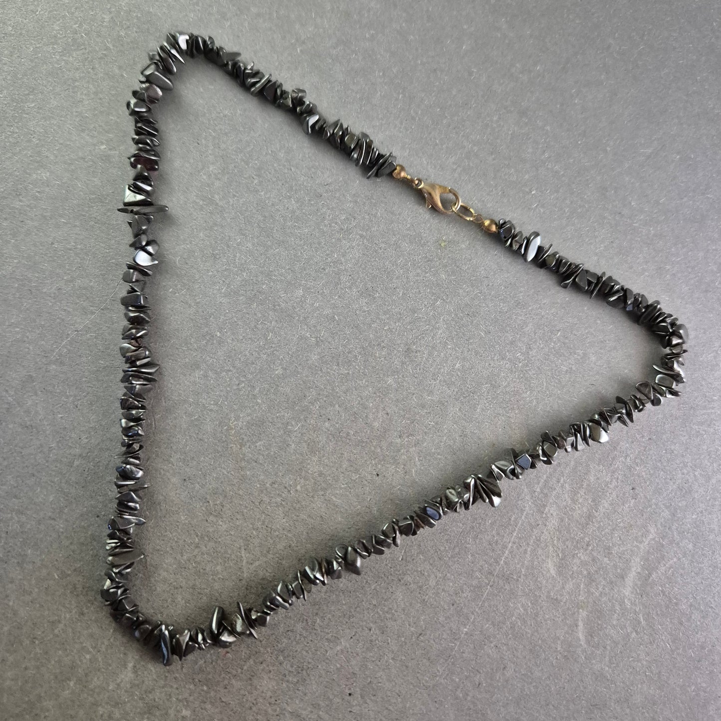 Halskette mit Hämatit-Splittern – Natursteinoptik in glänzendem Schwarz