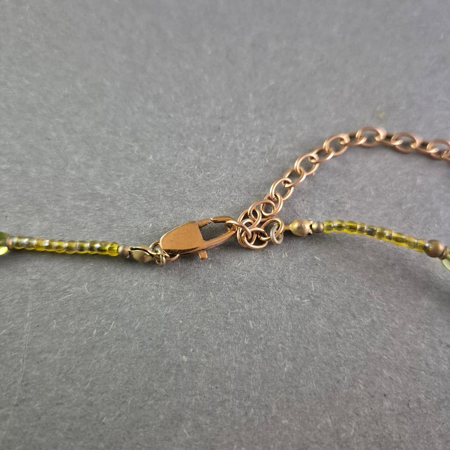 Bunte Damen Kette mit Blumenanhängern – Verspieltes Design