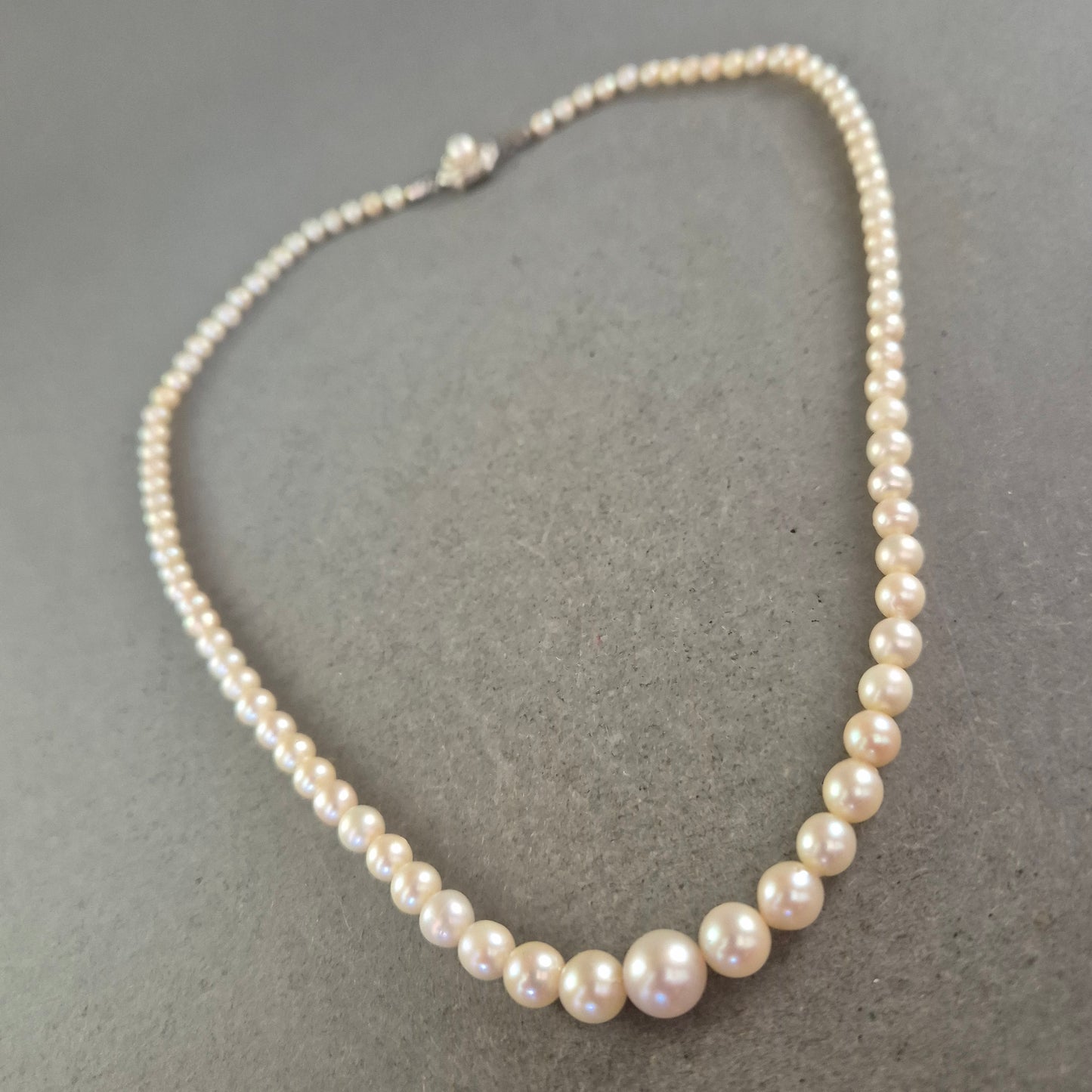 Elegante Perlenkette mit 835er Silberverschluss – Klassisch und zeitlos