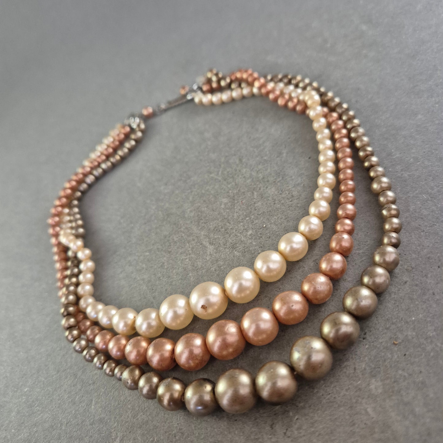 Mehrreihige Perlenkette in Bronze und Cremetönen Eleganter Farbverlauf