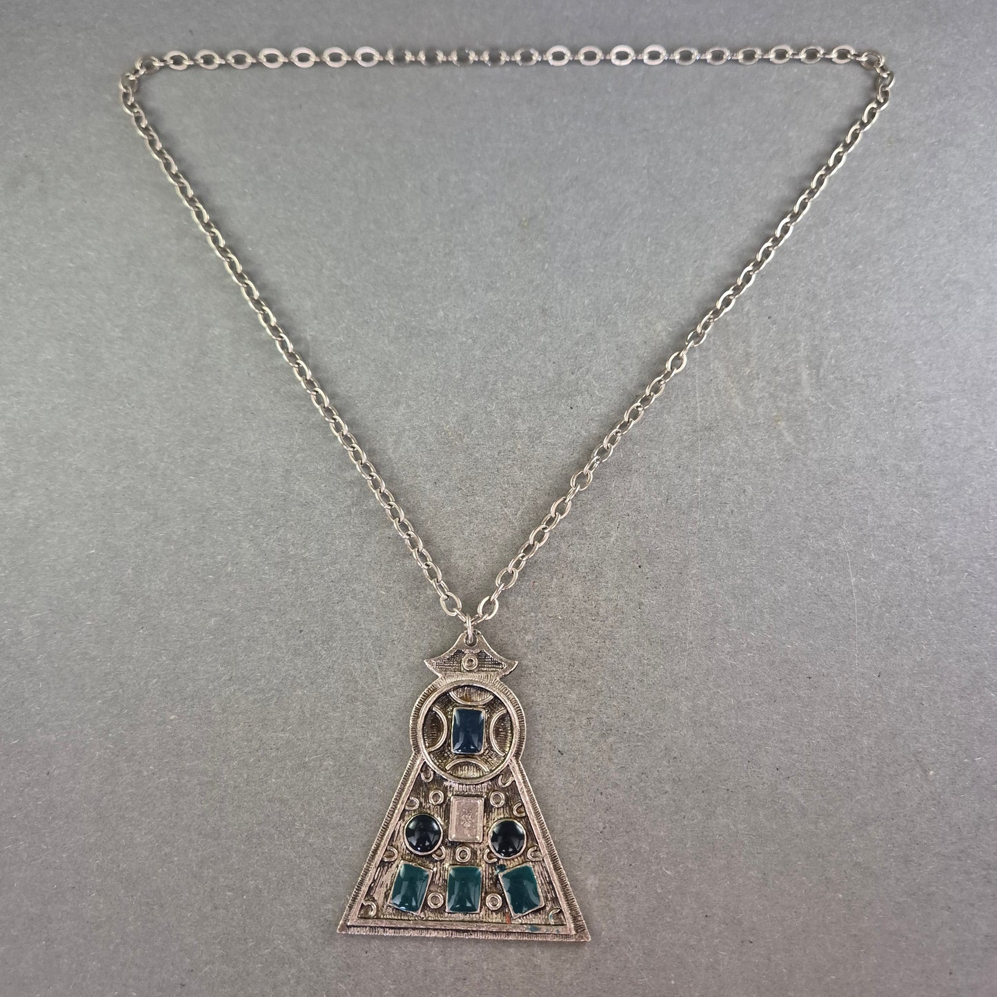 Ethno Halskette mit großem Anhänger – Silberoptik & blaue Akzente