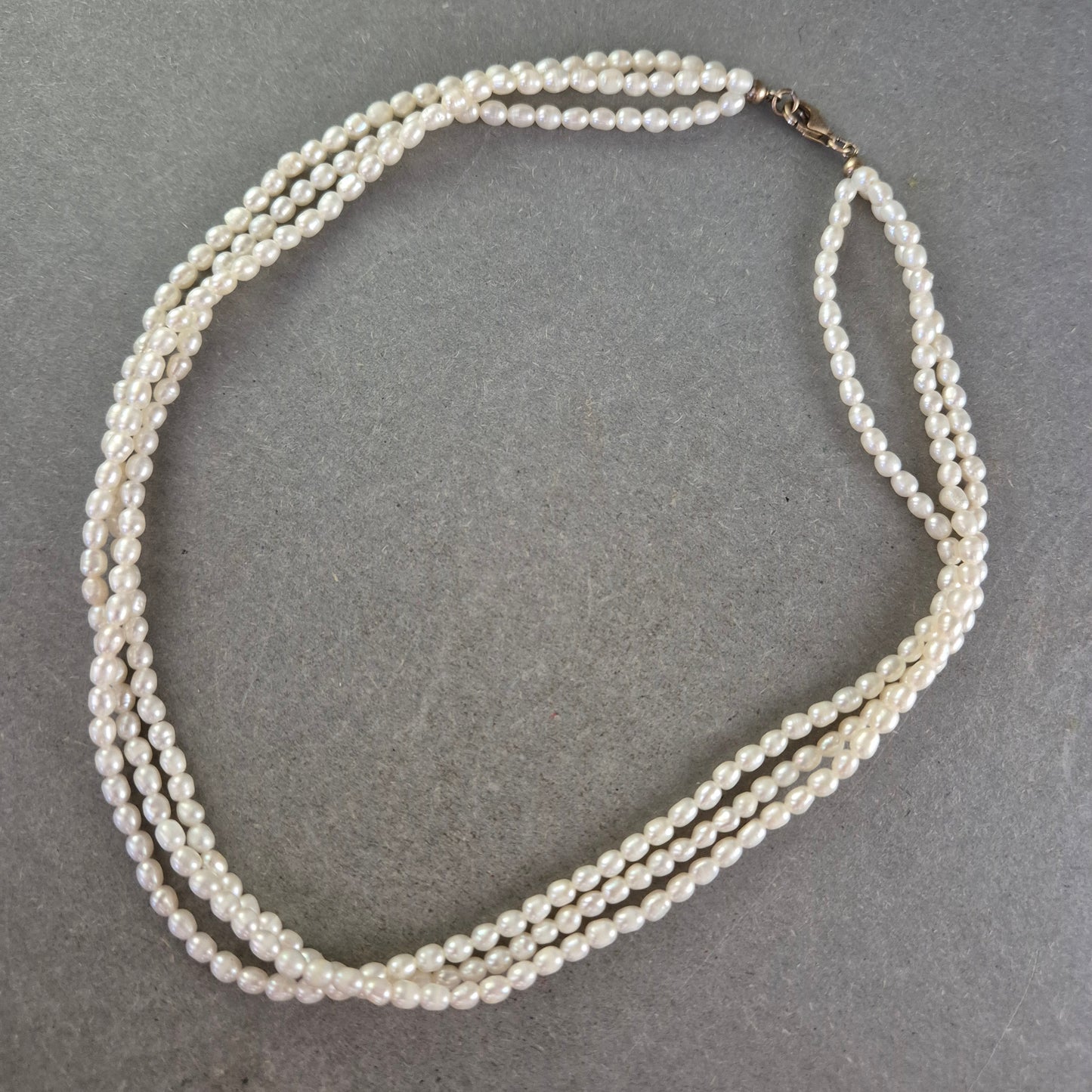 Dreireihige Perlenkette in Cremeweiß – Klassisch & feminin