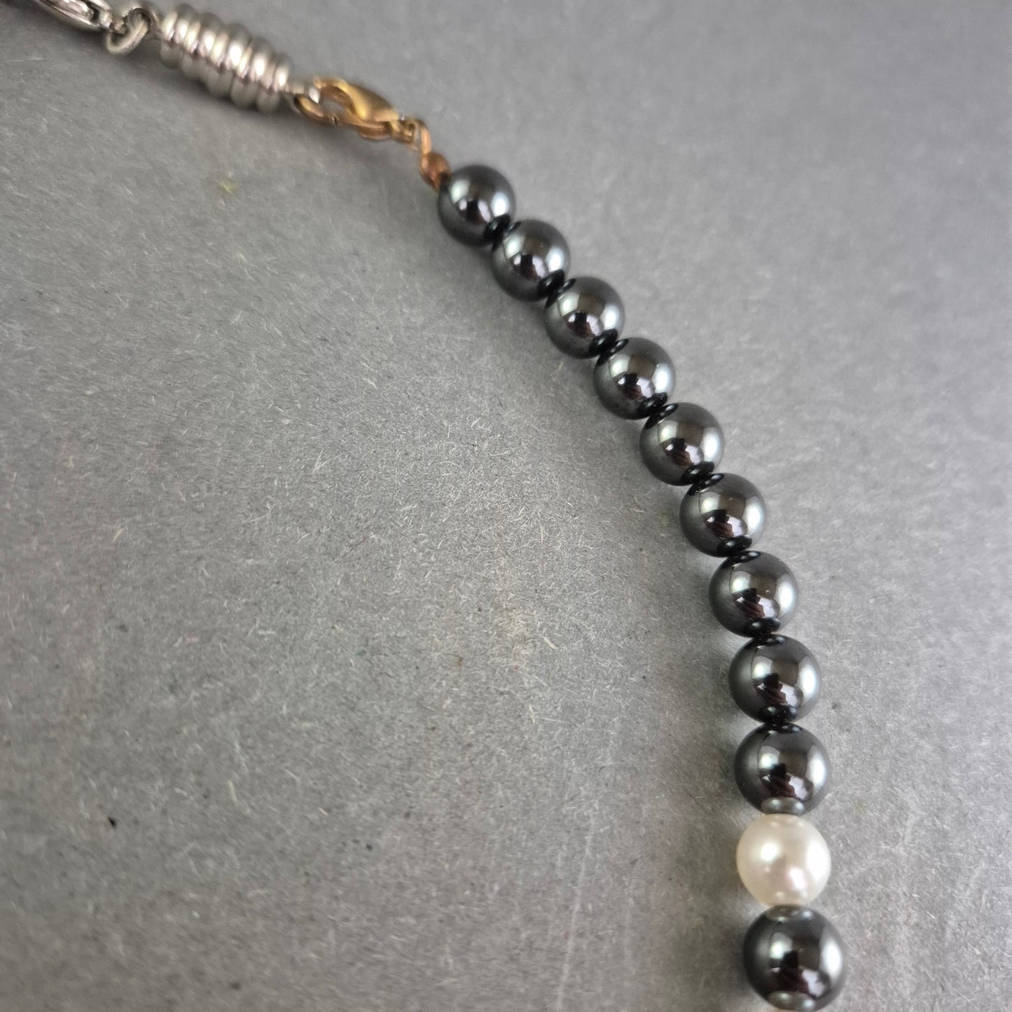 Perlenkette in Schwarz-Weiß Optik – Klassisch mit modernem Kontrast