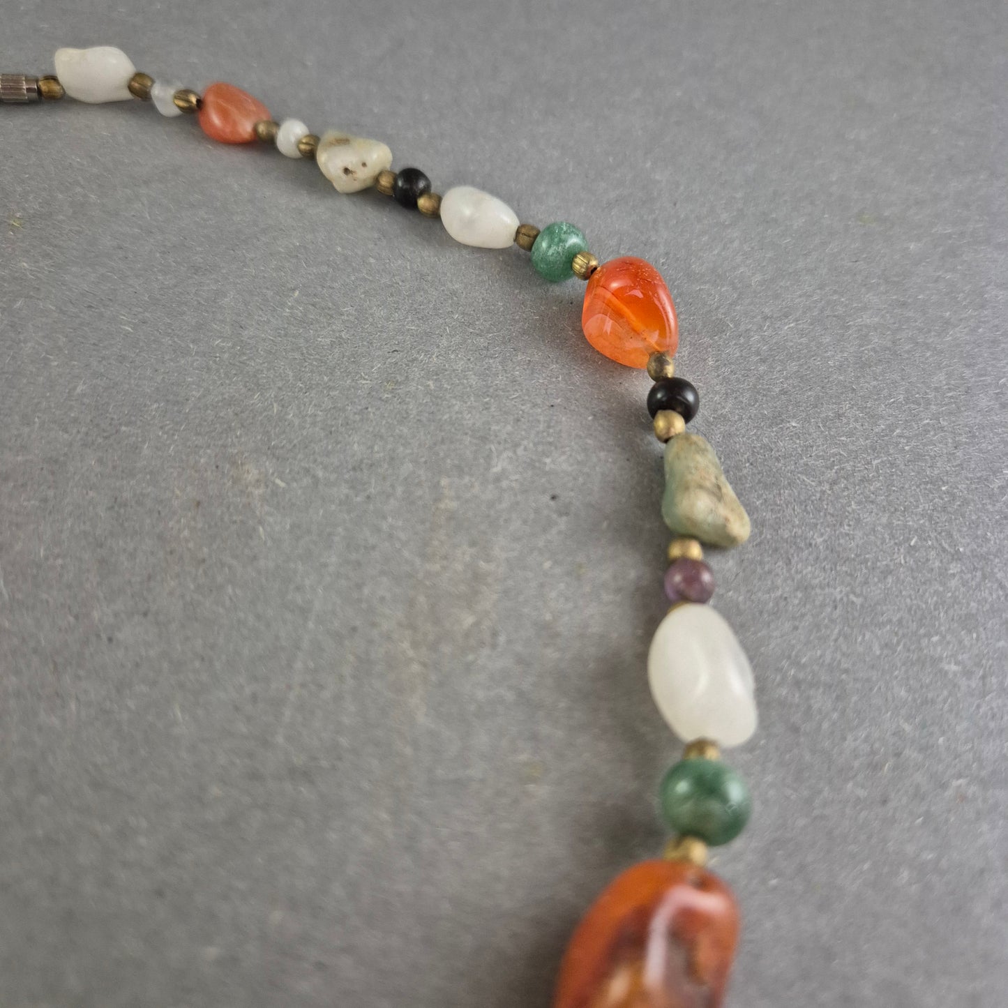 Bunte Edelsteinkette mit Natursteinen – Farbvielfalt im Boho-Stil