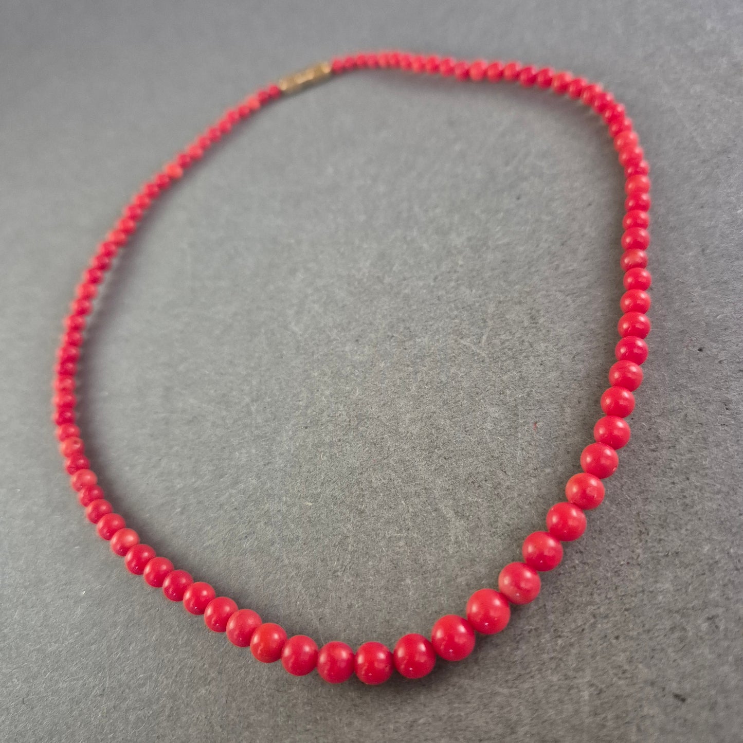 Kette mit roten Perlen – Klassisch und auffällig