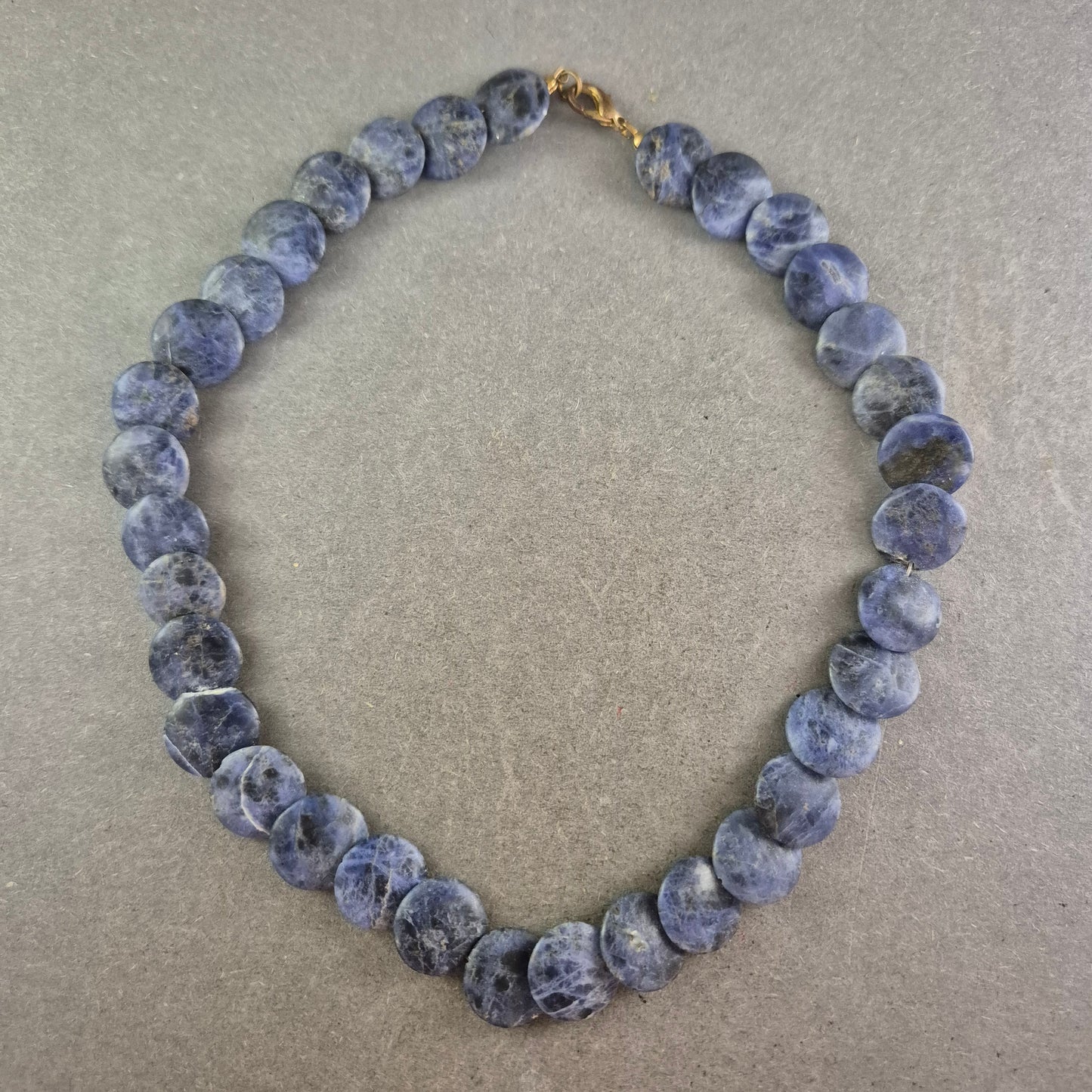 Edelsteinkette aus blauen Scheibensteinen – Ausdrucksstark & massiv